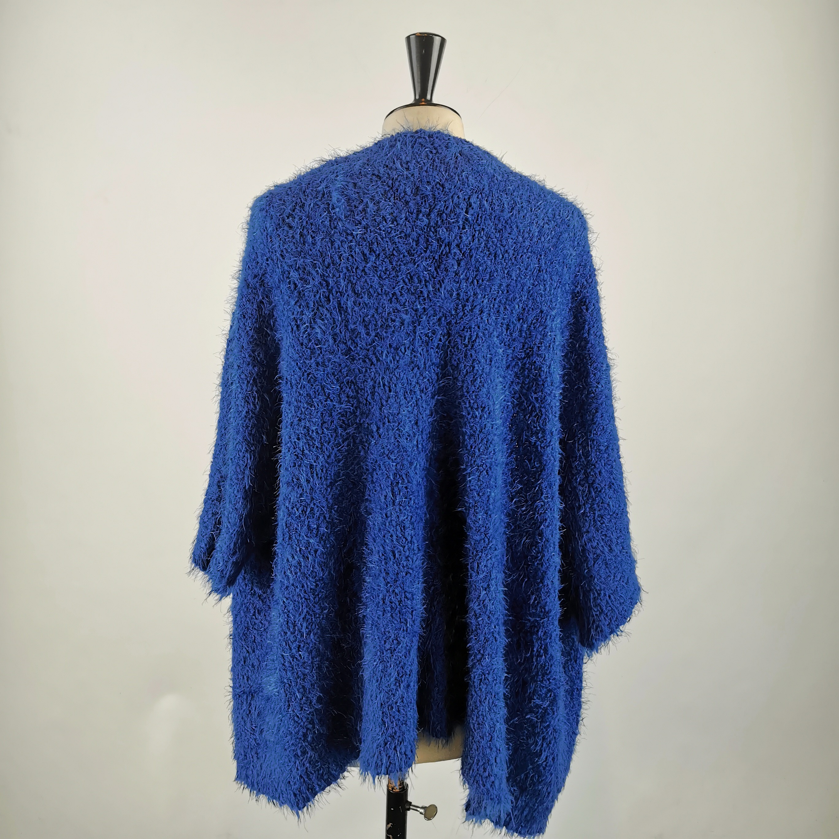 Voir photo 2 de Gilet bleu mi-long en maille texturée Riu (estimé) - Taille 38 (estimé) Gilet bleu mi-long en maille texturée Riu (estimé) - Taille 38 (estimé) Comme neuf - Vue 2 -
