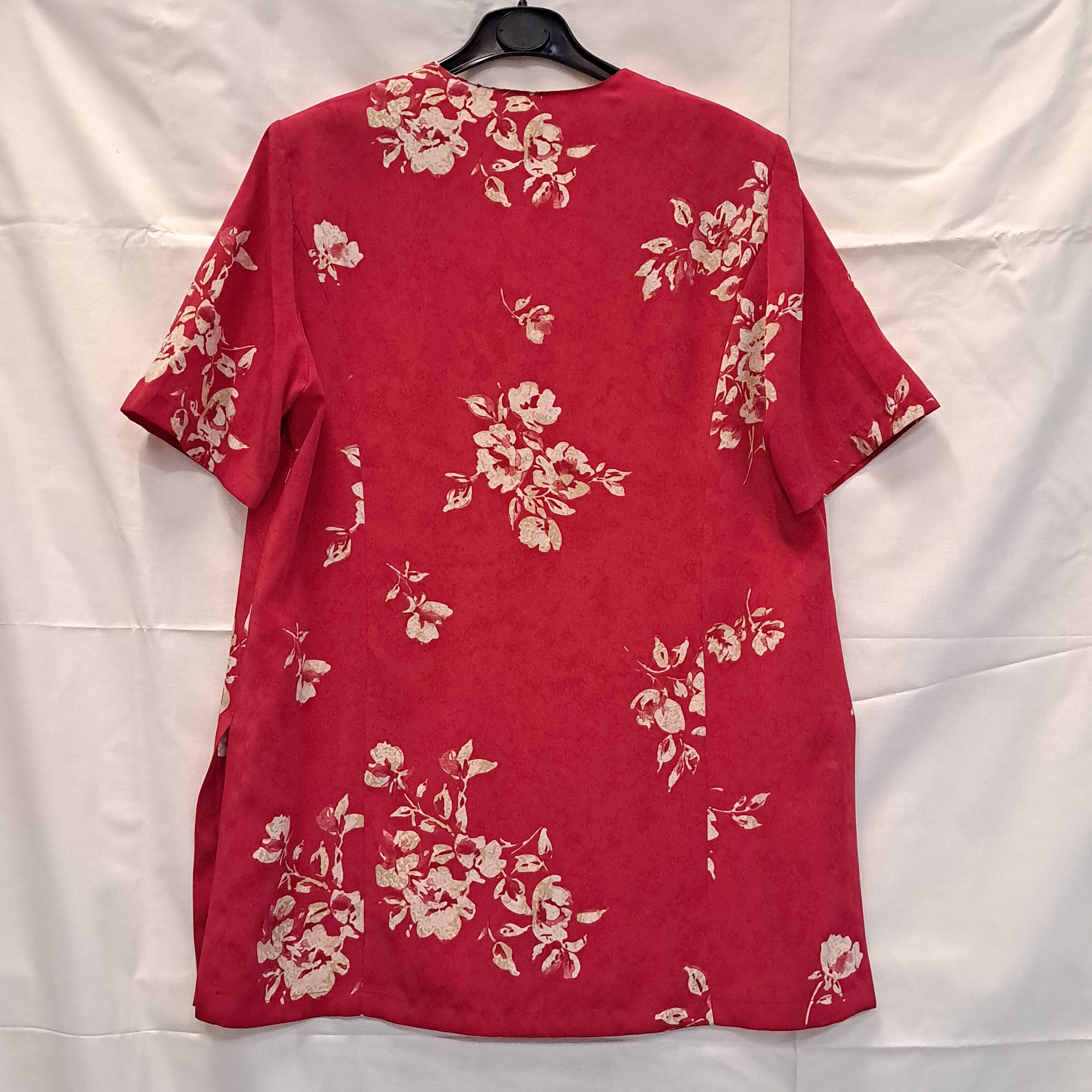 Voir photo 2 de CHEMISIER POLYESTER FLEURS SUR FOND ROUGE UN JOUR AILLEURS T44 CHEMISIER POLYESTER FLEURS SUR FOND ROUGE UN JOUR AILLEURS T44 Très bon état - Vue 2 -