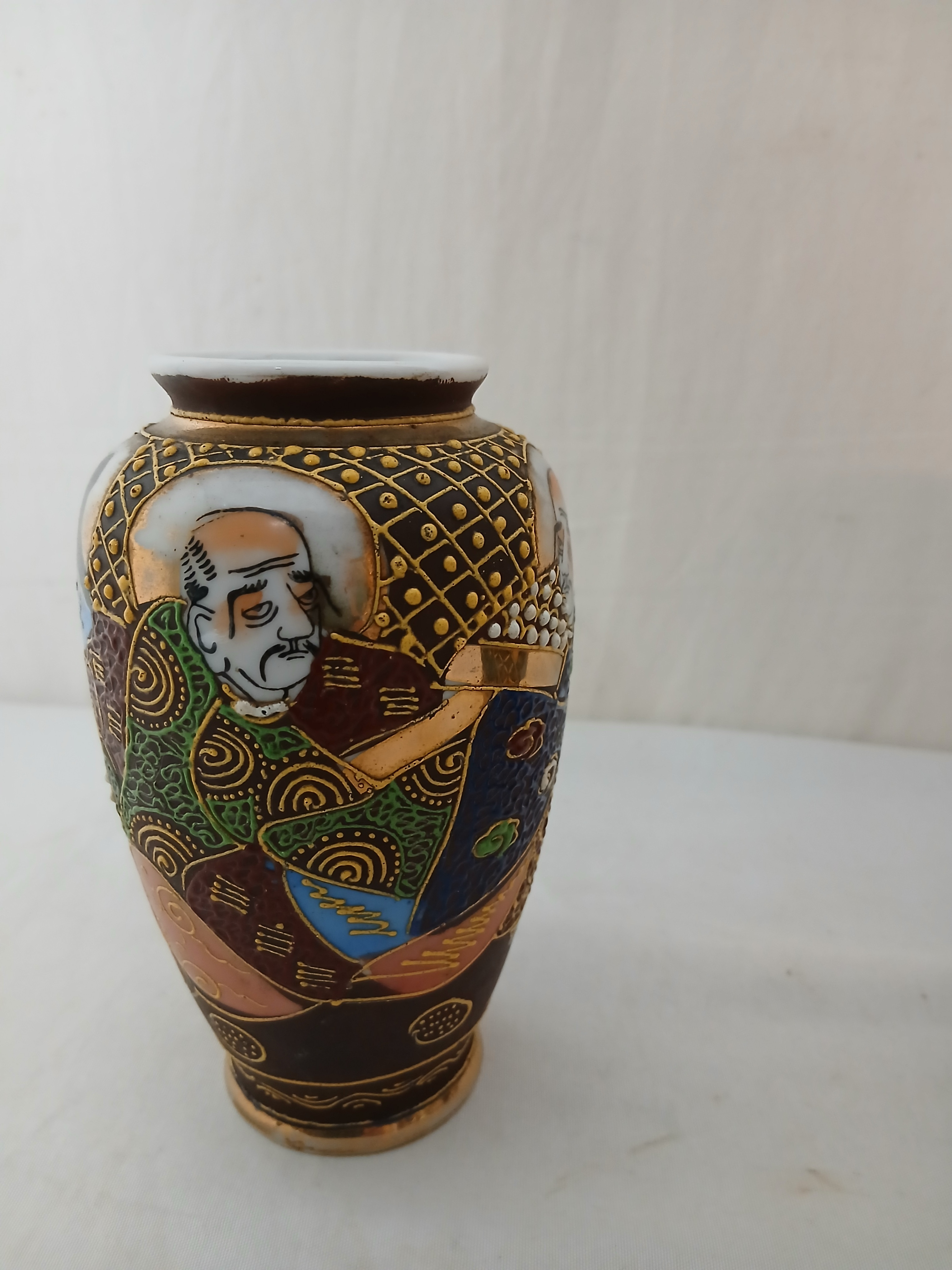 Lot de 2 petits vases en porcelaine émaillée à décor japonisant. Très bon état - Vue 2 - 