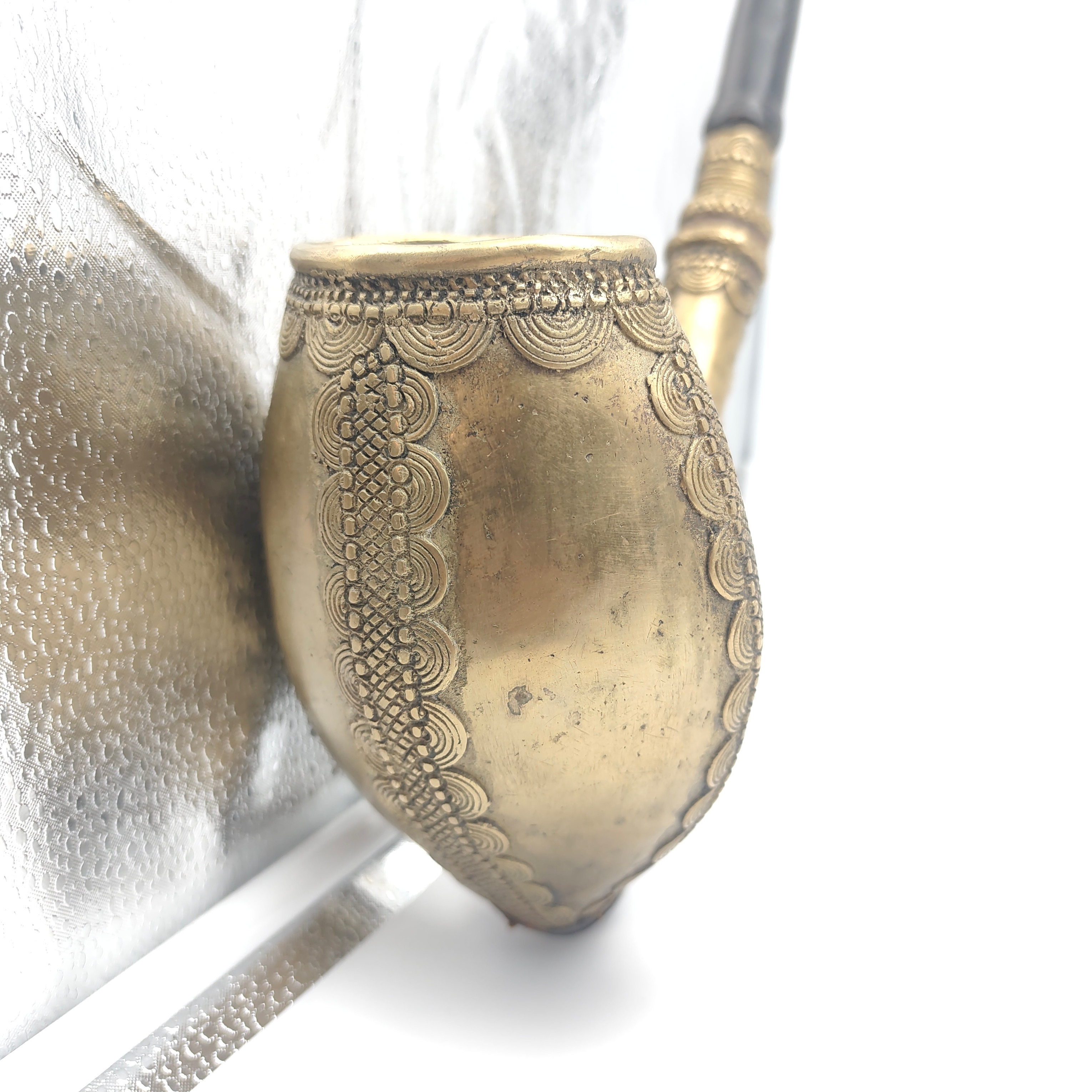 Pipe ornementale bronze et cuir inspiration africaine Bon état - Vue 2 - 