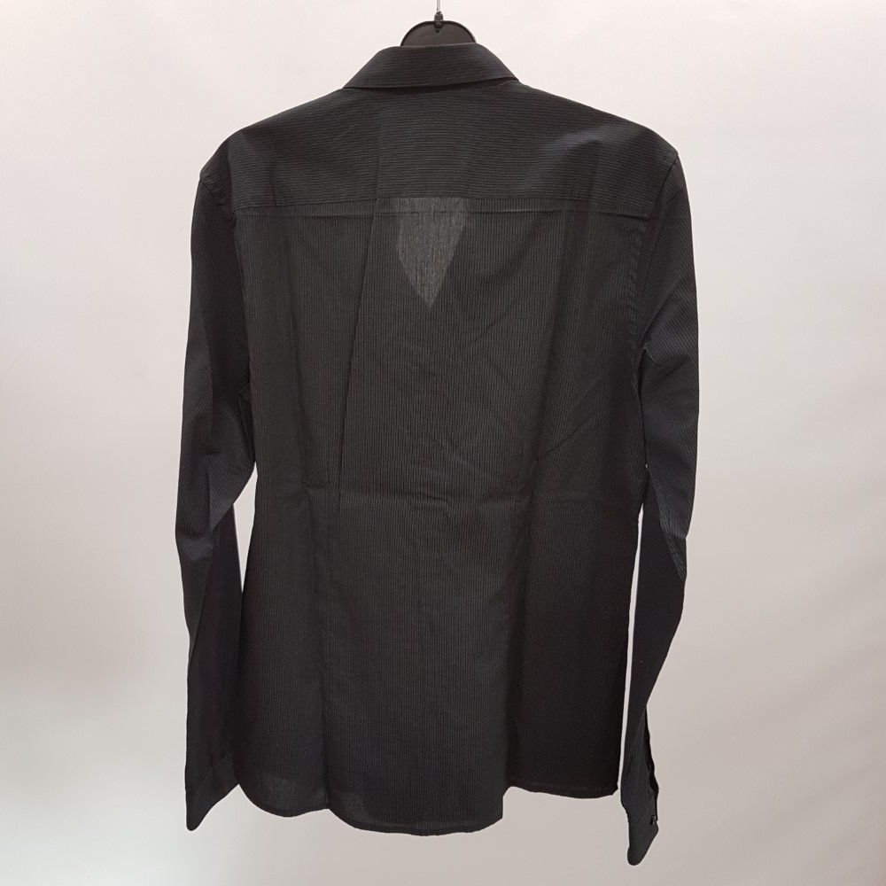 Voir photo 2 de Chemise de fête noire et grise - CLOCKHOUSE - Taille M Chemise de fête noire et grise - CLOCKHOUSE - Taille M Très bon état - Vue 2 -
