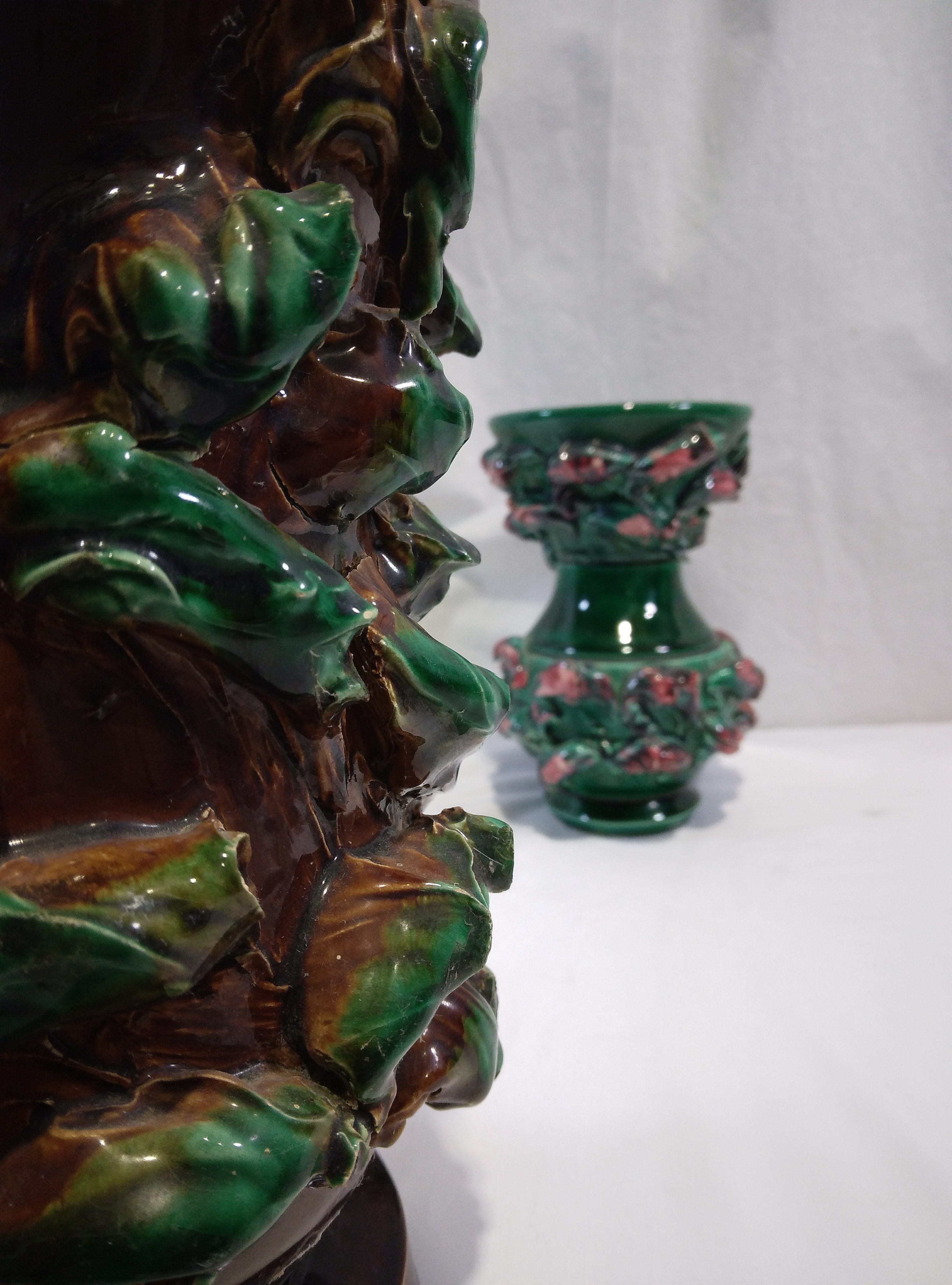 Voir photo 6 de Lot de 2 vases en céramique, décors en reliefs Lot de 2 vases en céramique, décors en reliefs État correct - Vue 6 -