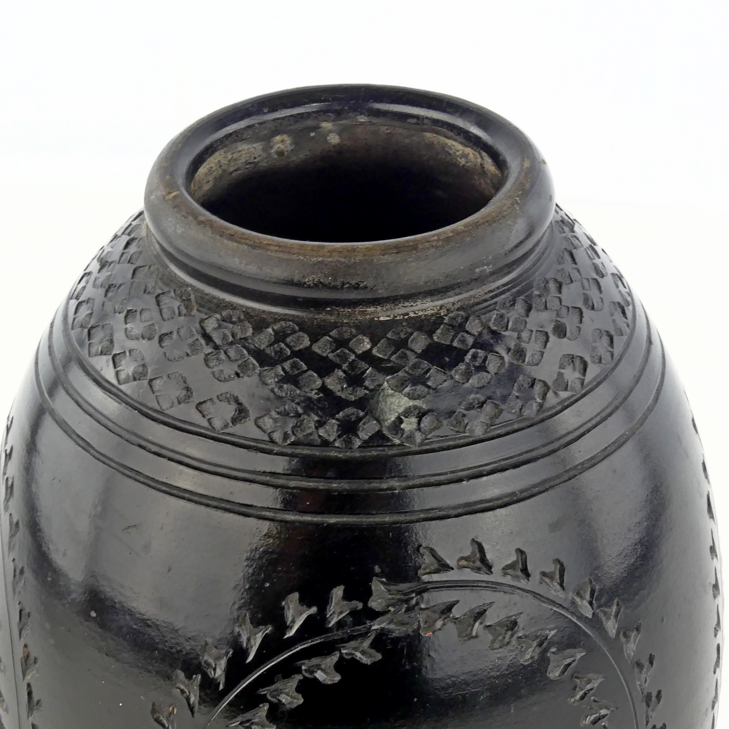 Vase ovoïde en céramique noire Bon état - Vue 2 - 
