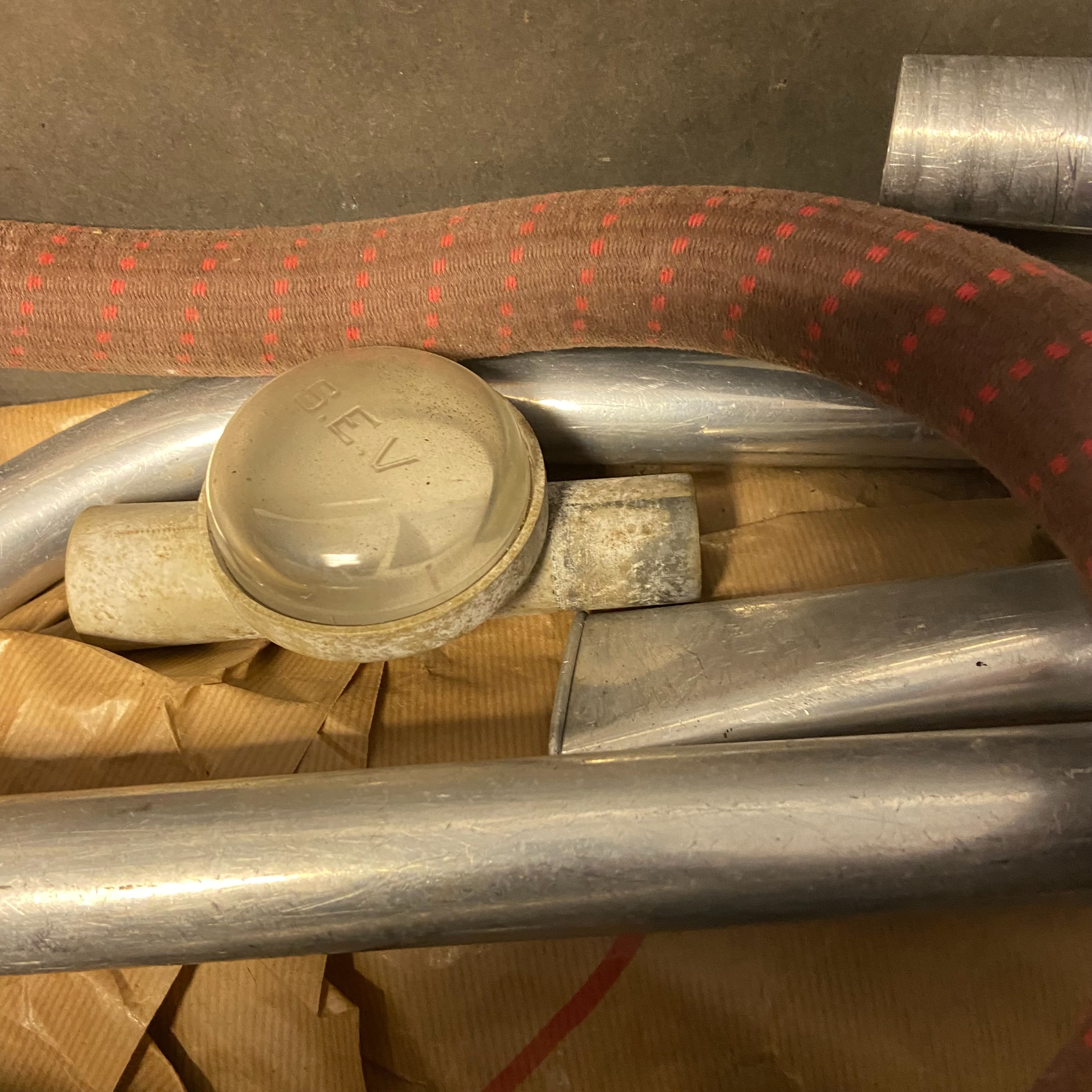 Aspirateur traineau vintage S.E.V vintage ( années 50) qui fonctionne dans sa mallette d'origine - Très bon état - Photo 12