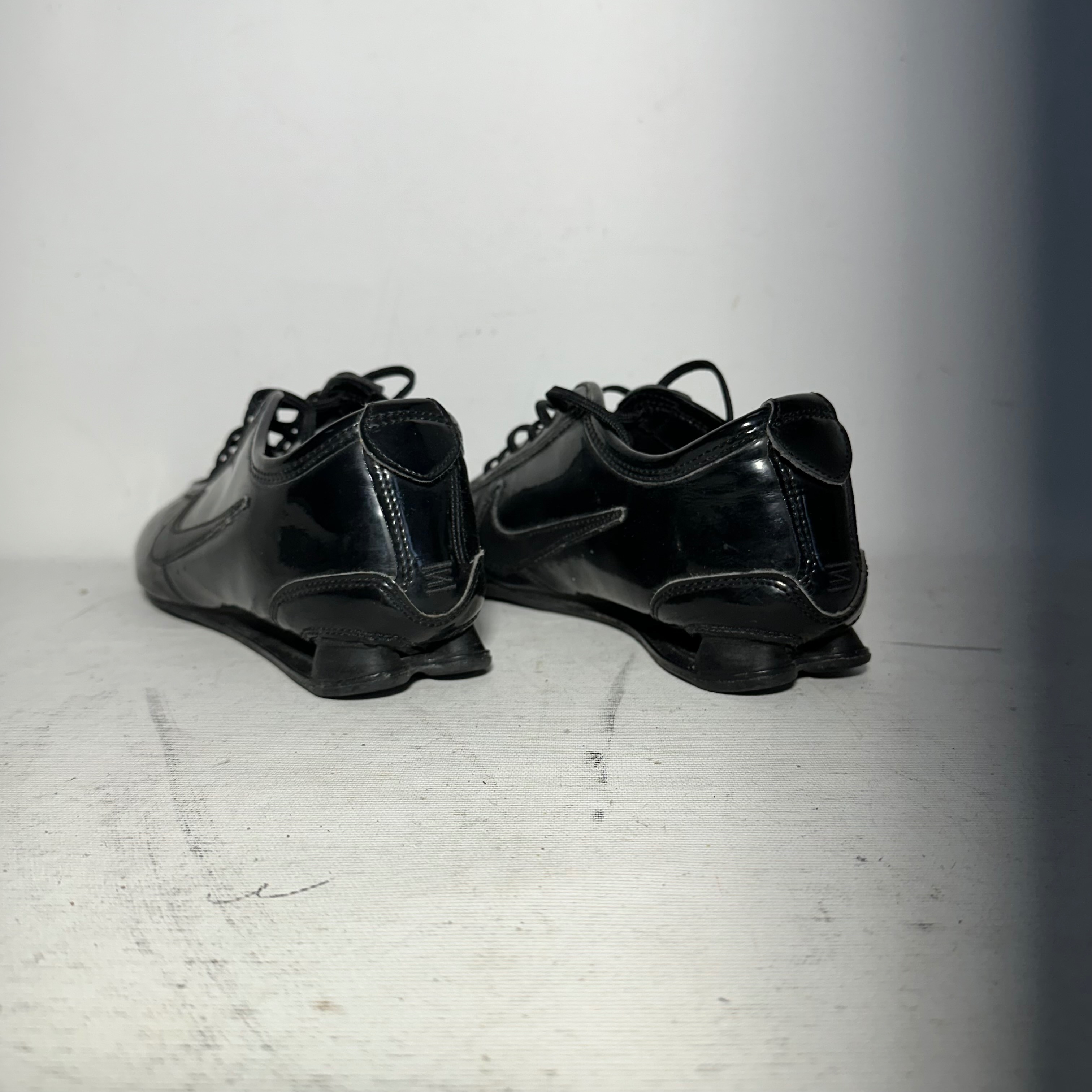 Voir photo 5 de Chaussures - Nike - Shox - Noires - Pointure 38 Chaussures - Nike - Shox - Noires - Pointure 38 Très bon état - Vue 5 -