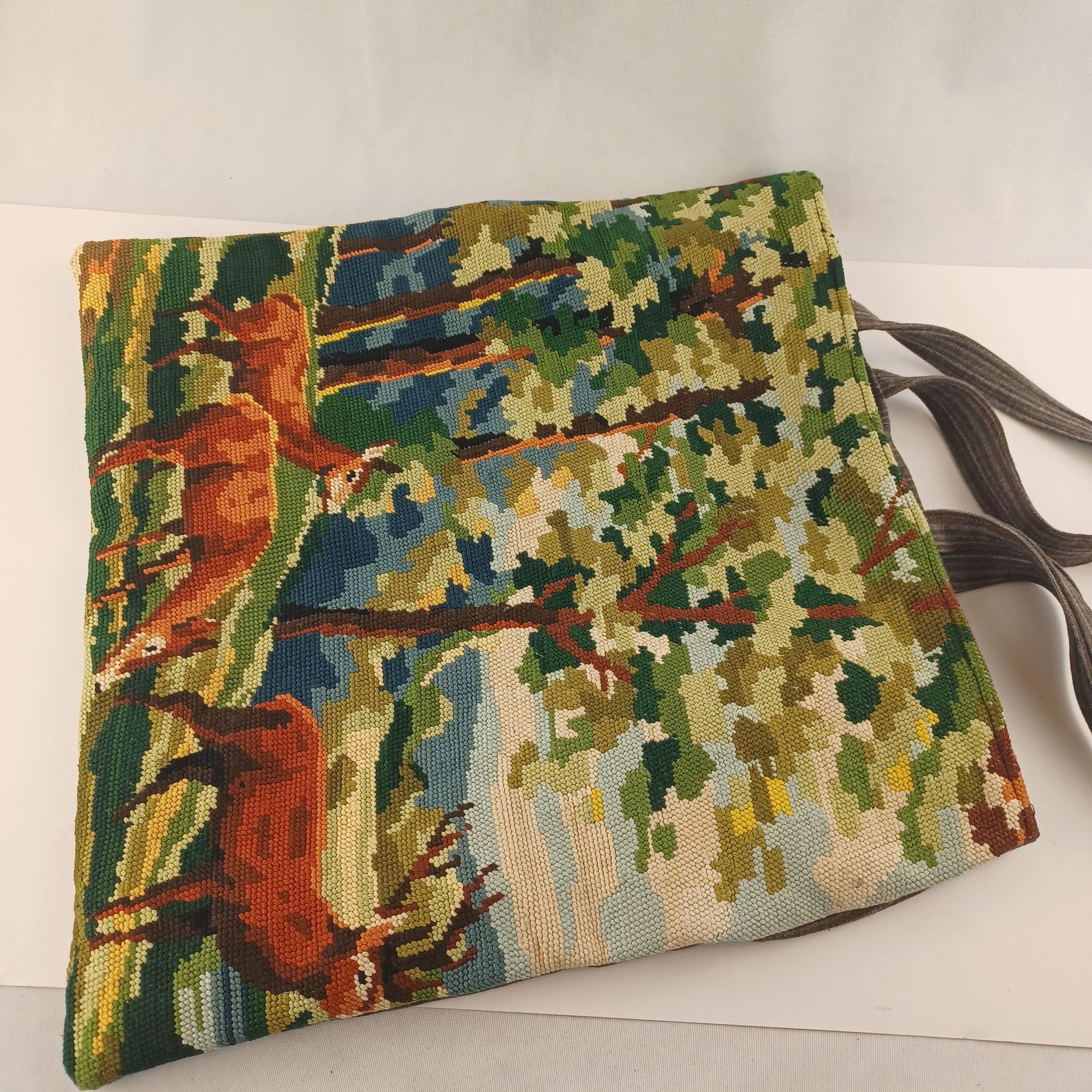 Voir photo 2 de Sac fait-main avec canevas d'une scène rurale de deux cerfs dans une forêt de 39x39 cm Sac fait-main avec canevas d'une scène rurale de deux cerfs dans une forêt de 39x39 cm Comme neuf - Vue 2 -