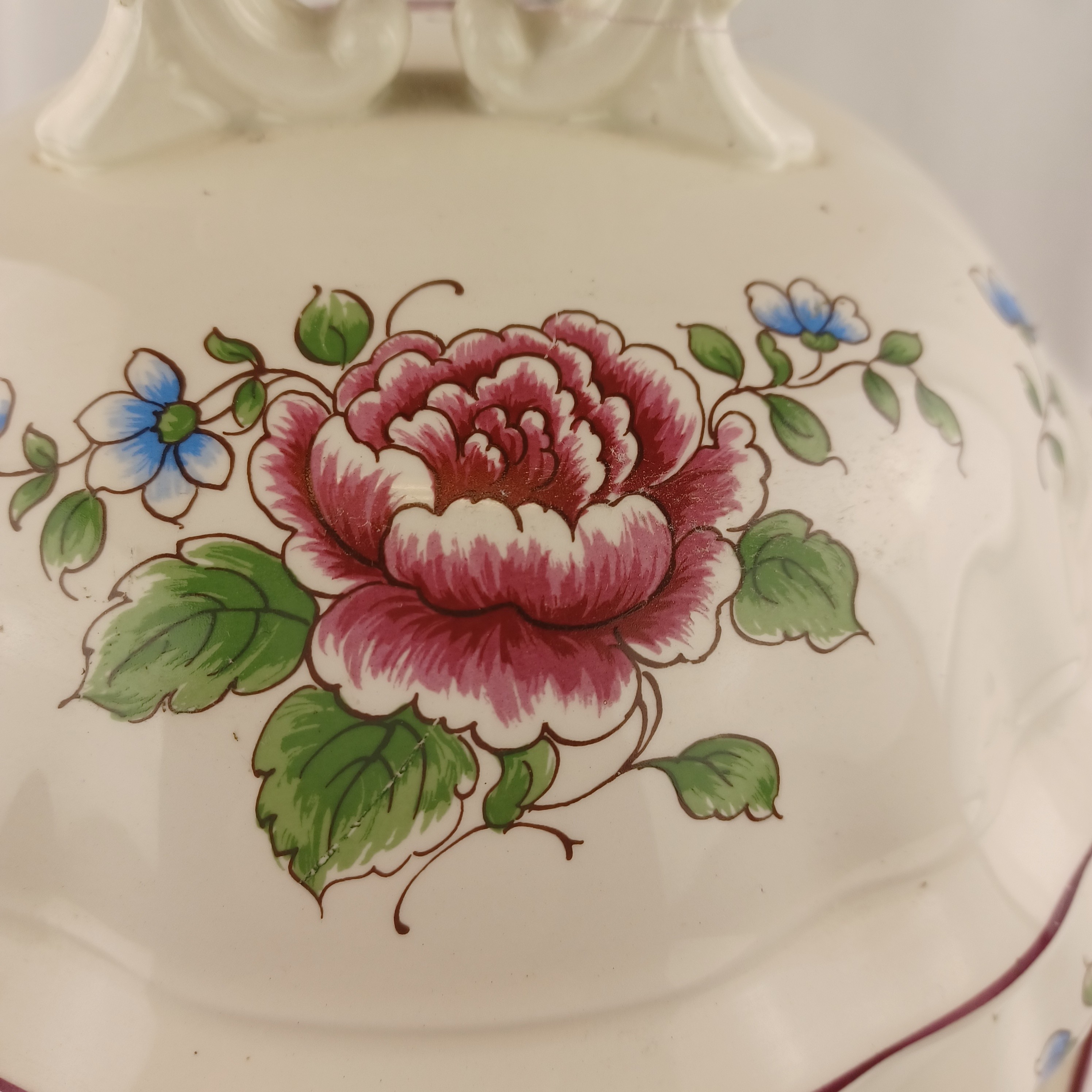Voir photo 4 de Soupière de porcelaine avec fleurs rouges Soupière de porcelaine avec fleurs rouges Très bon état - Vue 4 -