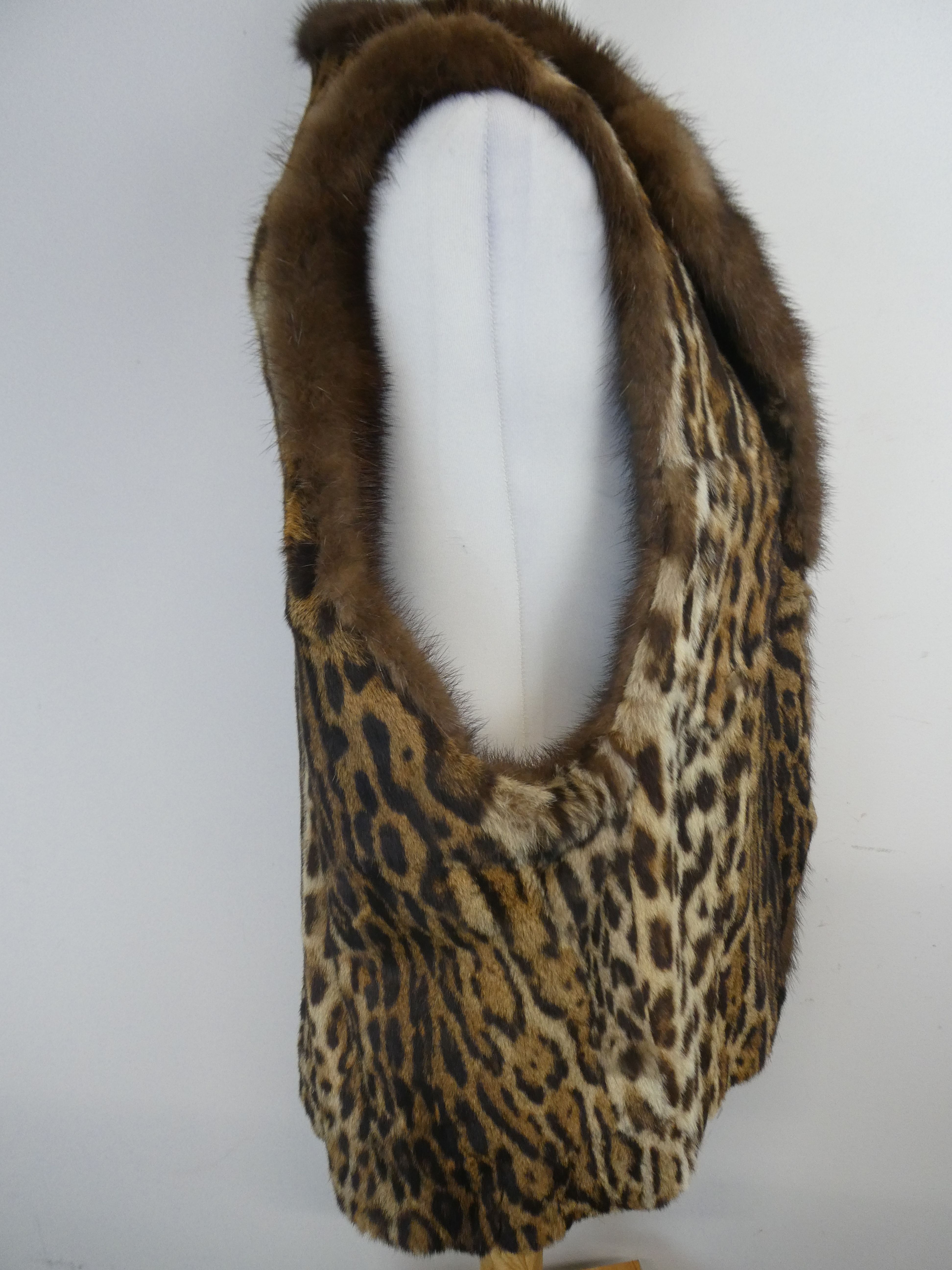 Gilet en fourrure motif léopard sans manches - Photo 5