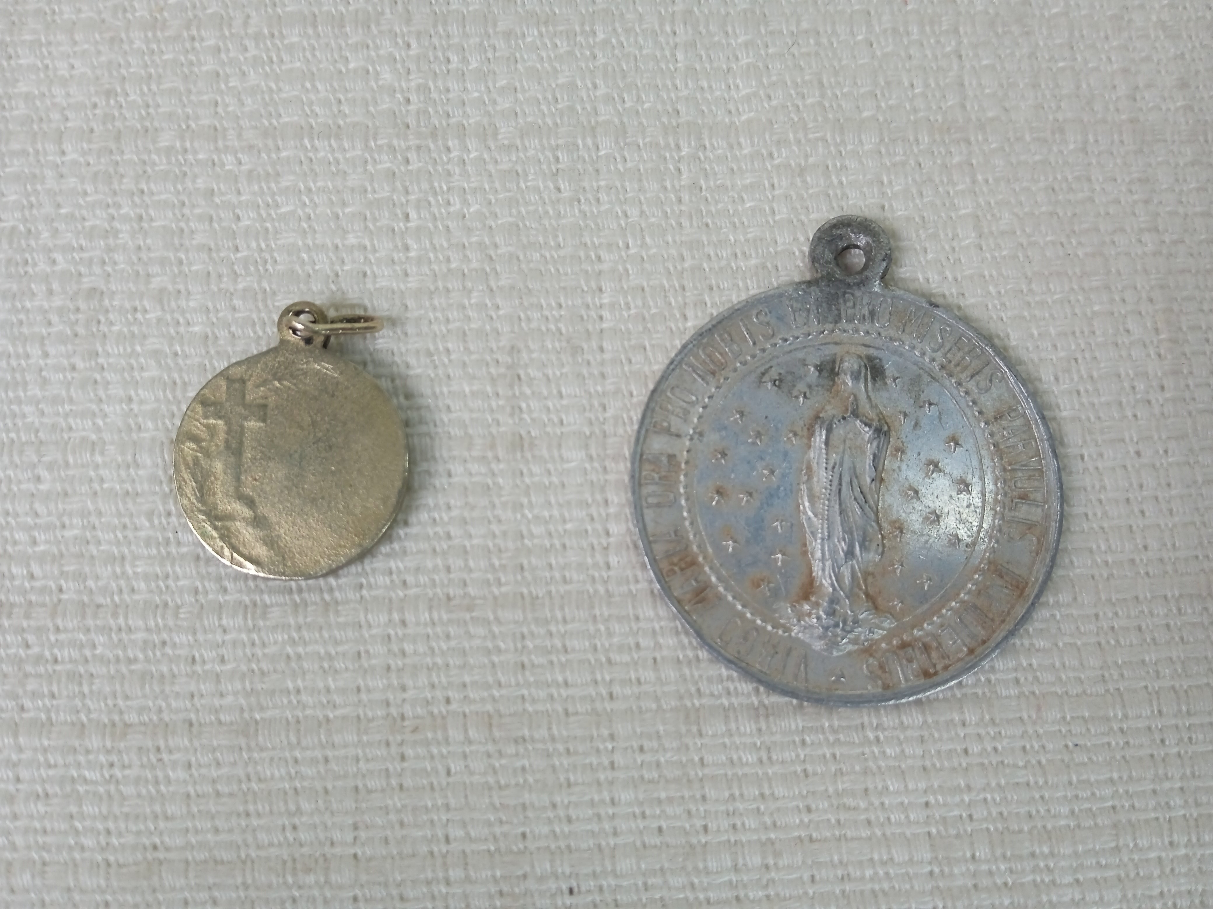 Lot de 12 médaillons religieux dont 2 croix - Photo 13
