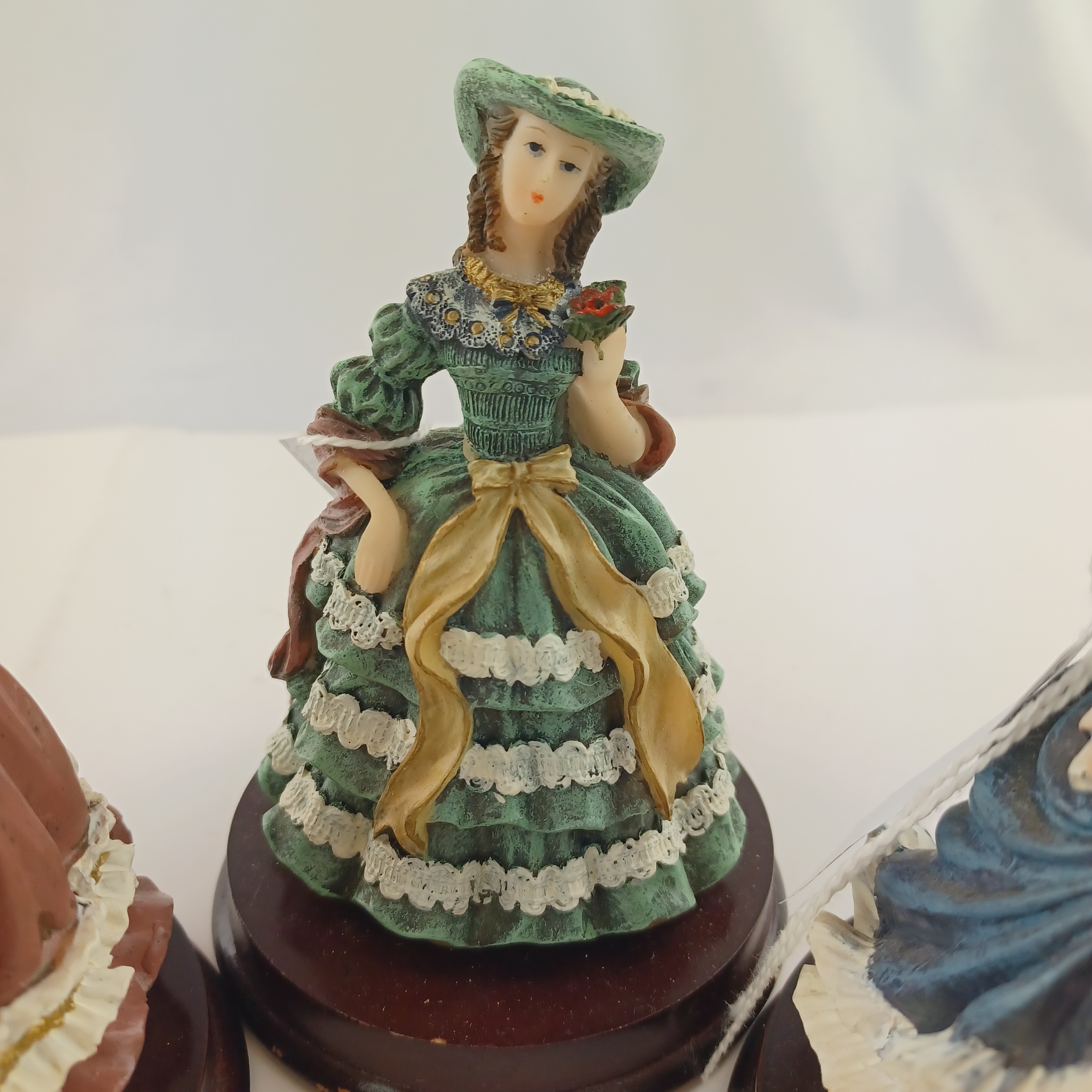 Lot de 3 figurines de jeunes femmes victoriennes nobles à grand chapeaux fleuris de 13cm sur socle Très bon état - Vue 3 - 