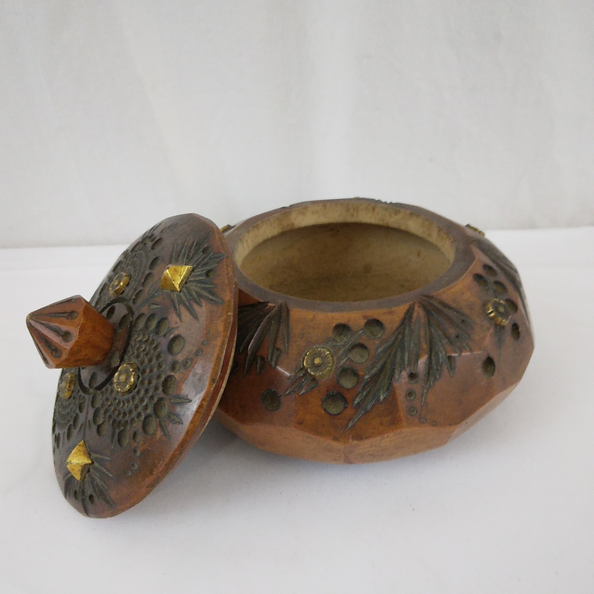 Boîte en bois sculptée 15 cm - Photo 1