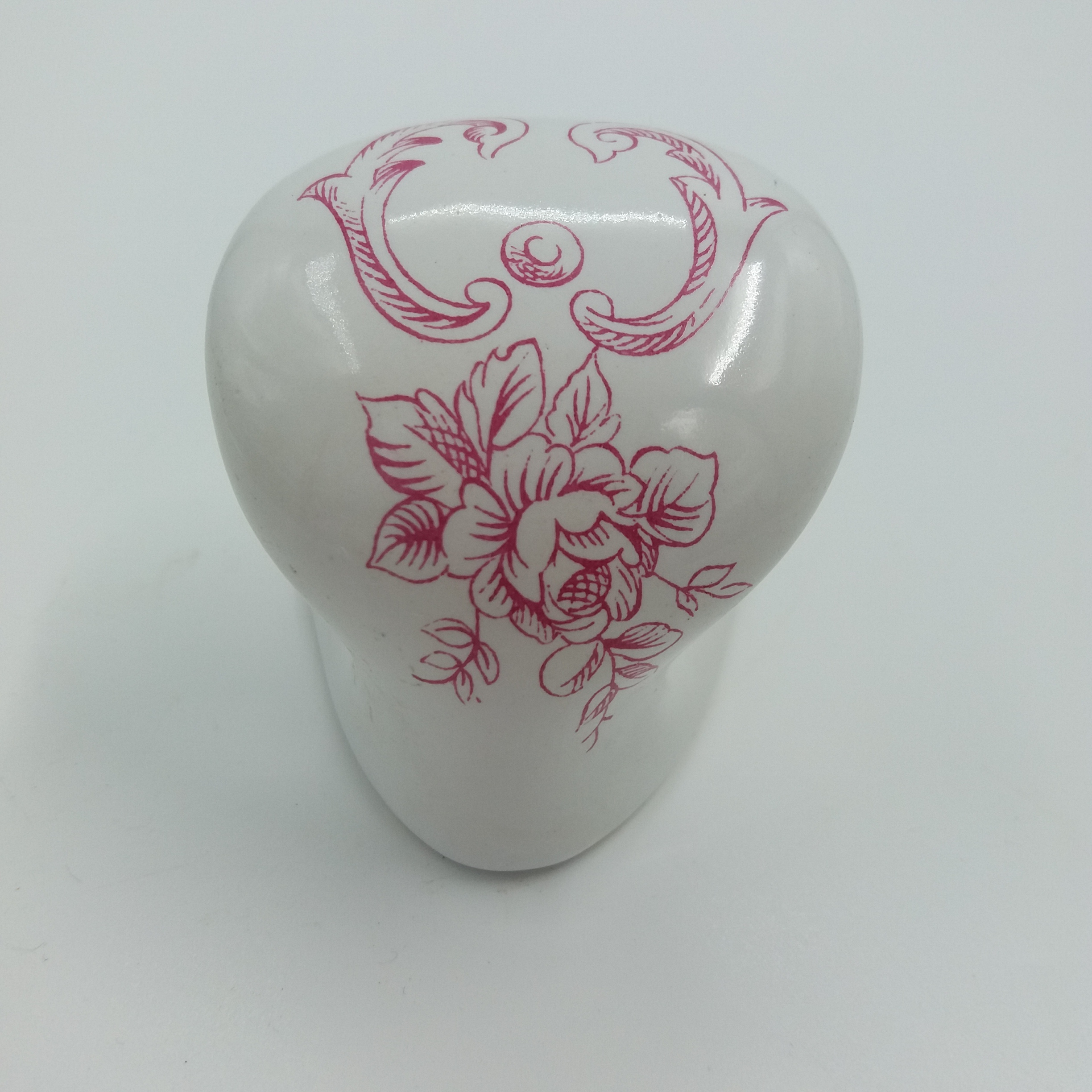 Ancienne patère blanche. Porcelaine. Décor floral rose. Porcelaine de paris. Signée dessous - Photo 1