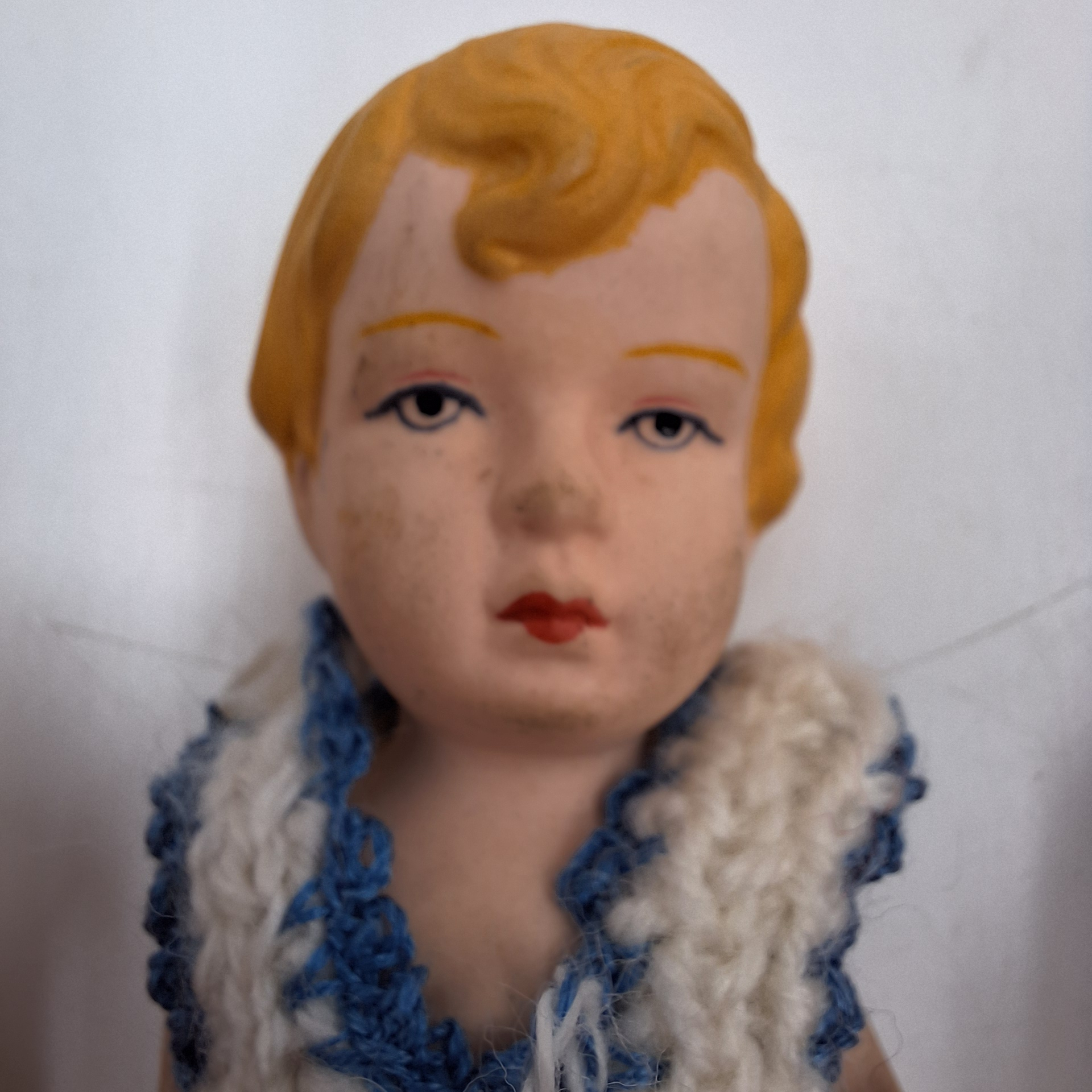 Lot de trois petites poupées articulées vintage. Porcelaine biscuit. Cheveux blonds et petite chaussures peintes. Vêtements tricotés à la main. Bon état - Vue 5 - 