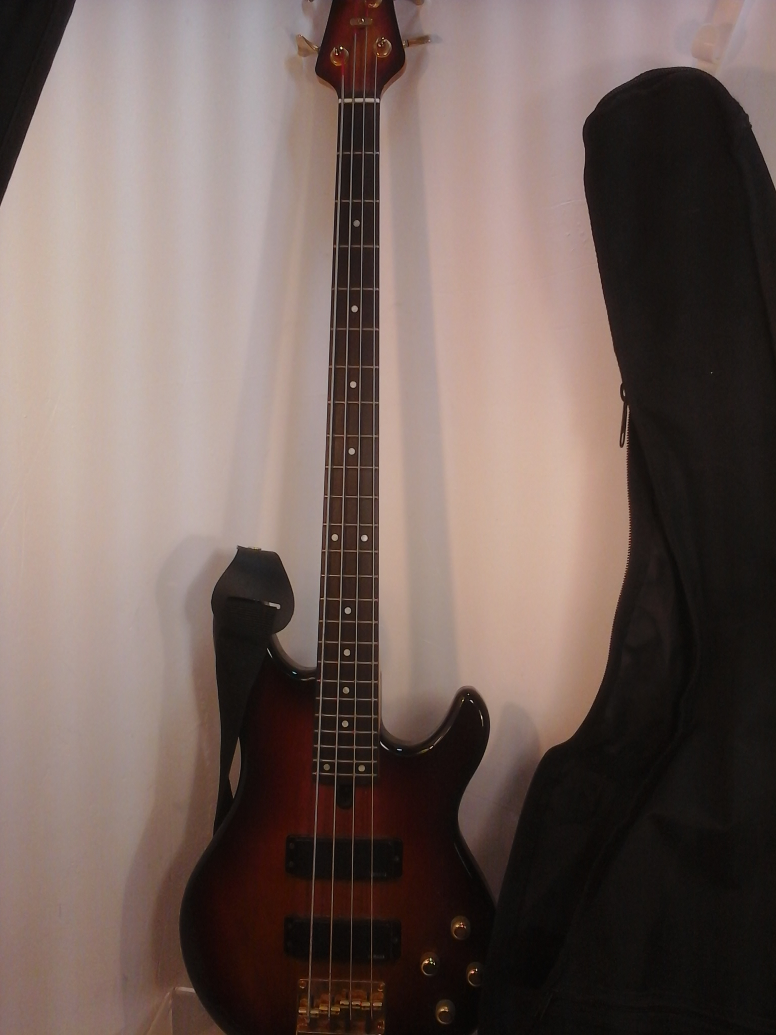 Voir photo 3 de Basse électrique Yamaha 4 cordes sunburst Basse électrique Yamaha 4 cordes sunburst Très bon état - Vue 3 -