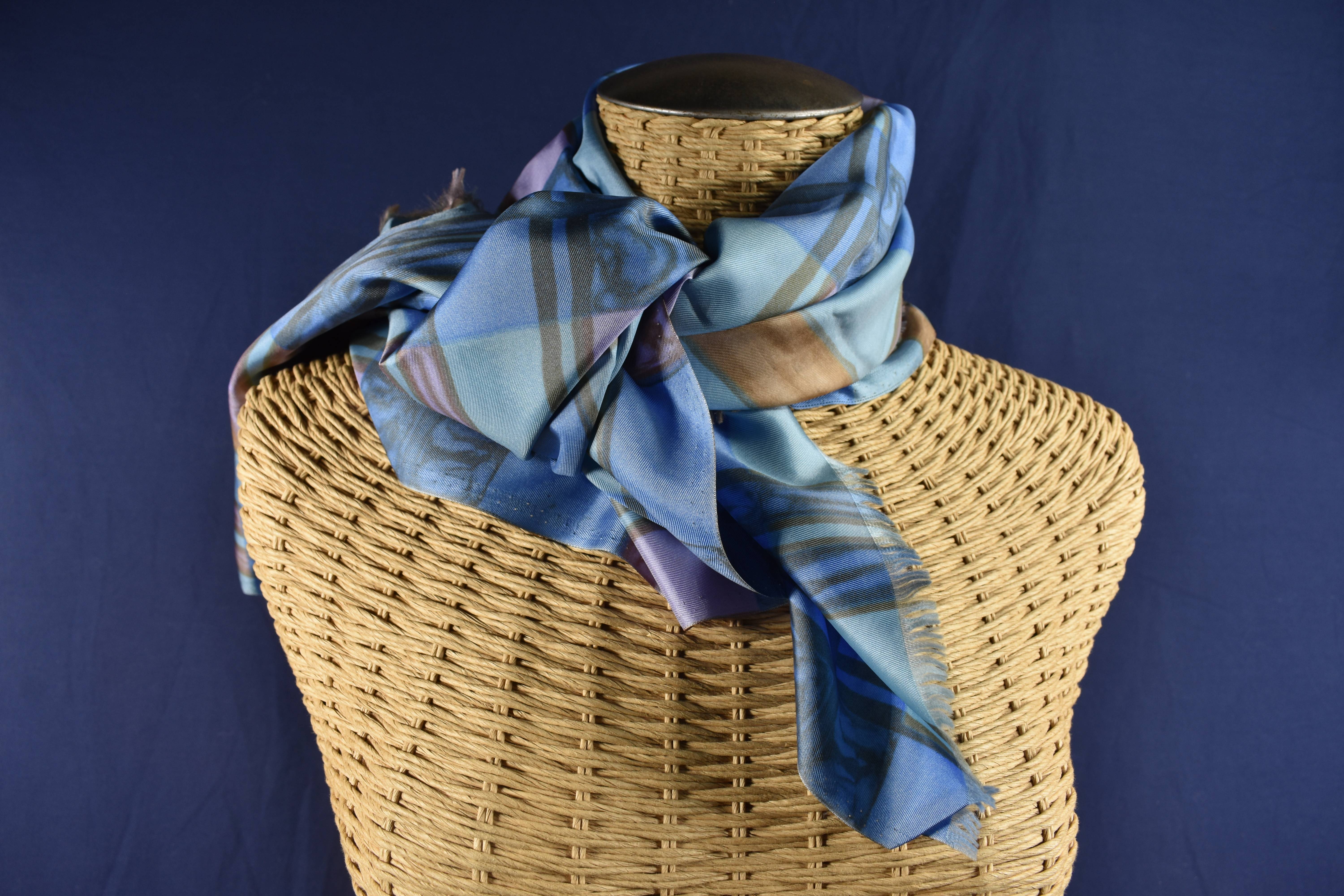 Foulard en Twill ( 90 x 81 cm ) dans les tons ocres et bleus. Bon état - Vue 4 - 