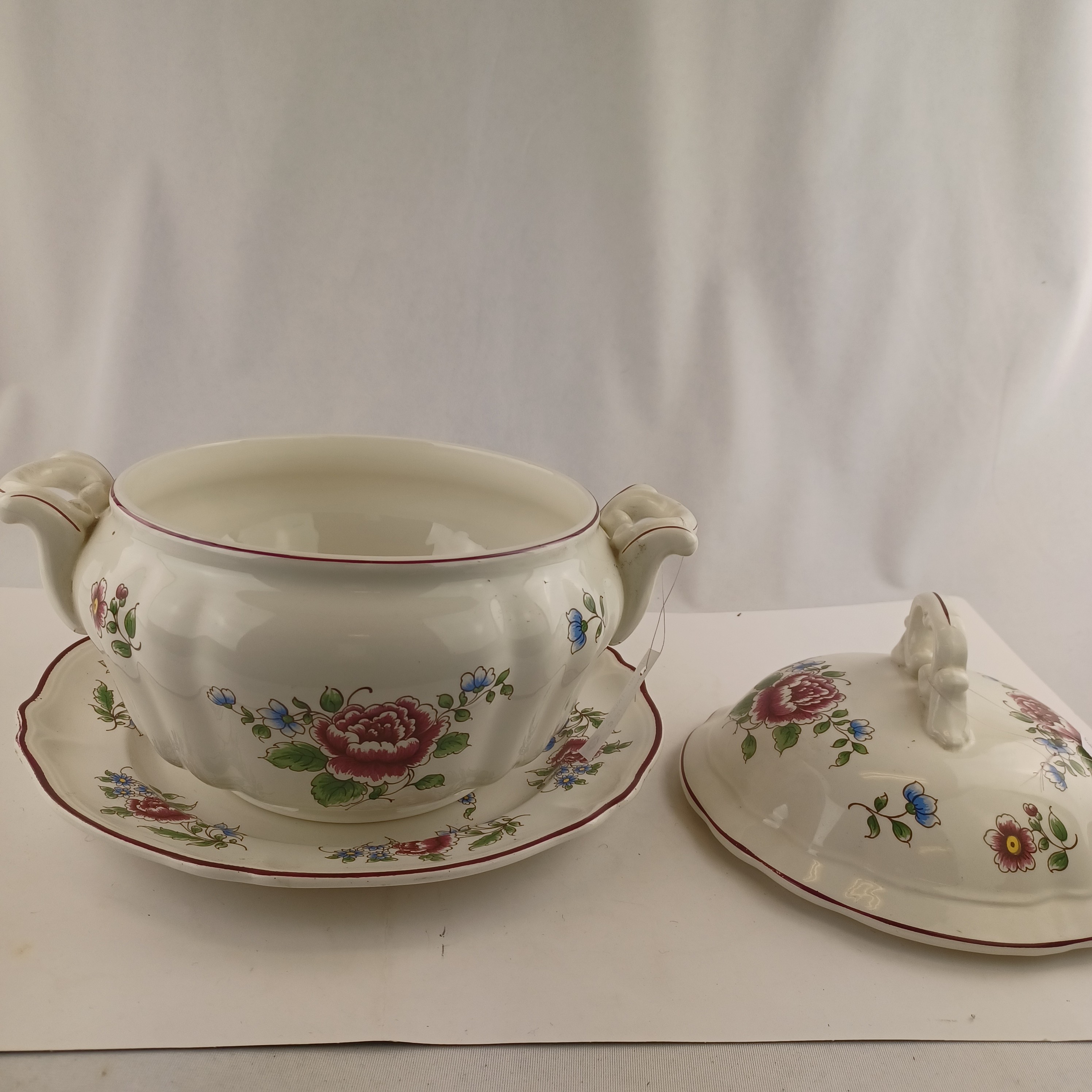 Voir photo 2 de Soupière de porcelaine avec fleurs rouges Soupière de porcelaine avec fleurs rouges Très bon état - Vue 2 -