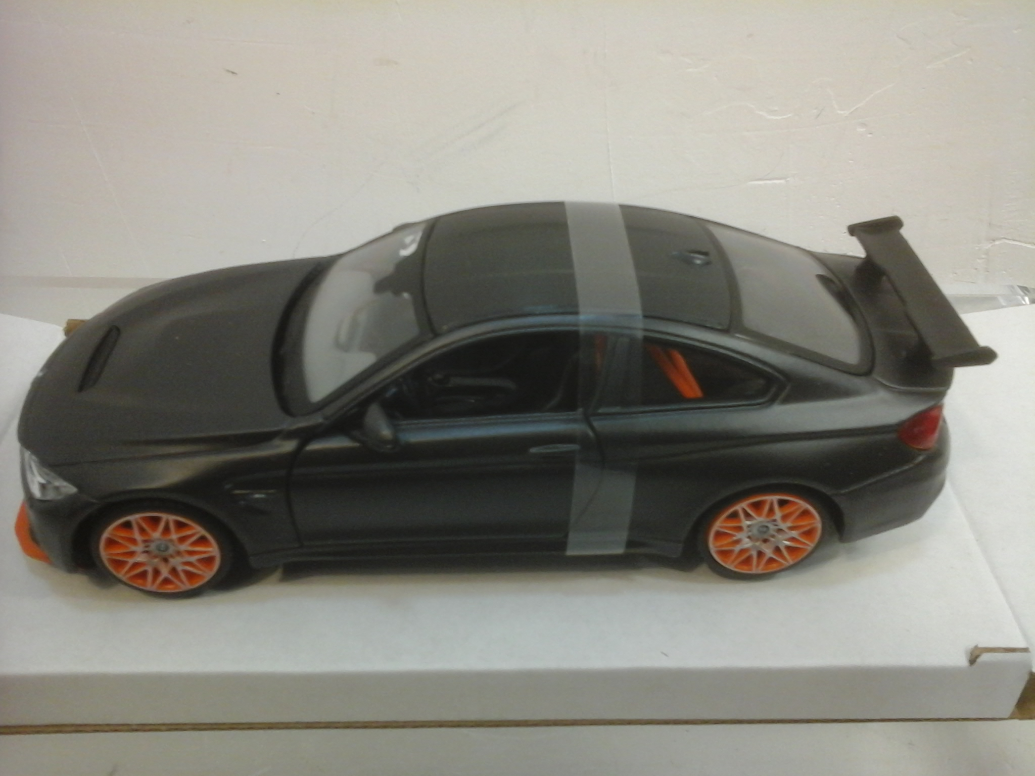 BMW M4 GTS - Maisto 1:24 - MA31246GY  - Vue 4 - 