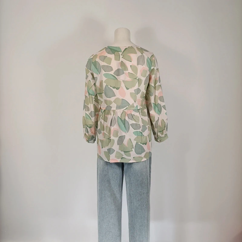 Blouse fluide imprimé feuillage pastel Quintessence col V manches 3/4 légère taille M Comme neuf - Vue 6 - 
