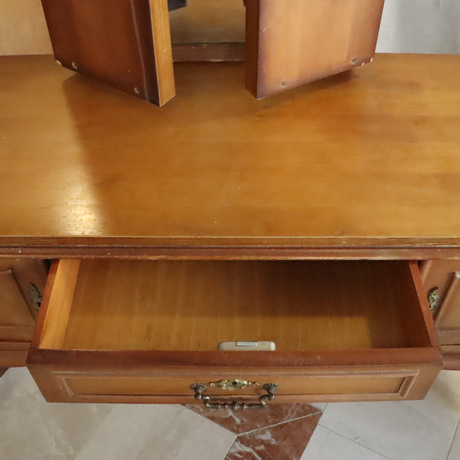 Coiffeuse vintage en bois avec miroir triptyque Bon état - Vue 4 - 