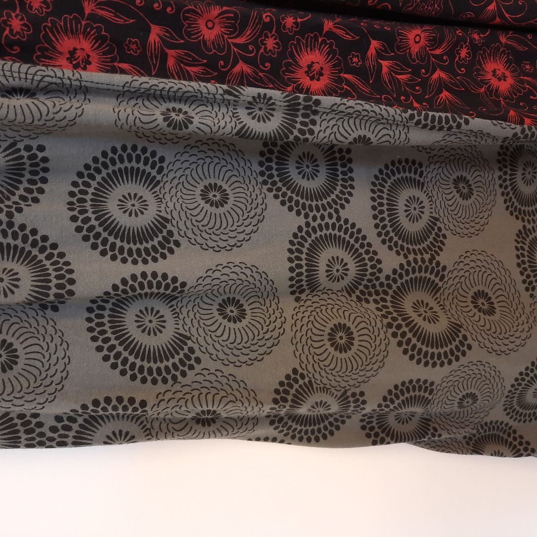 Jupe fantaisie à panneaux imprimés noir, gris, rouge T M/L Très bon état - Vue 3 - 