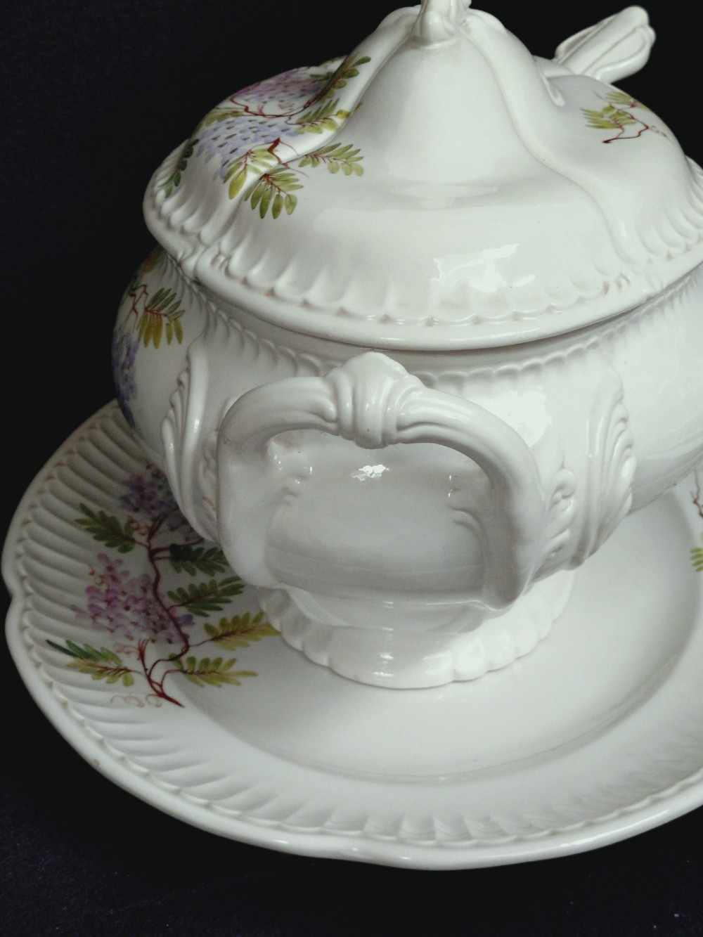 Soupière en céramique italienne à décor floral, avec sa cuillère et son dessous de plat. - Photo 3