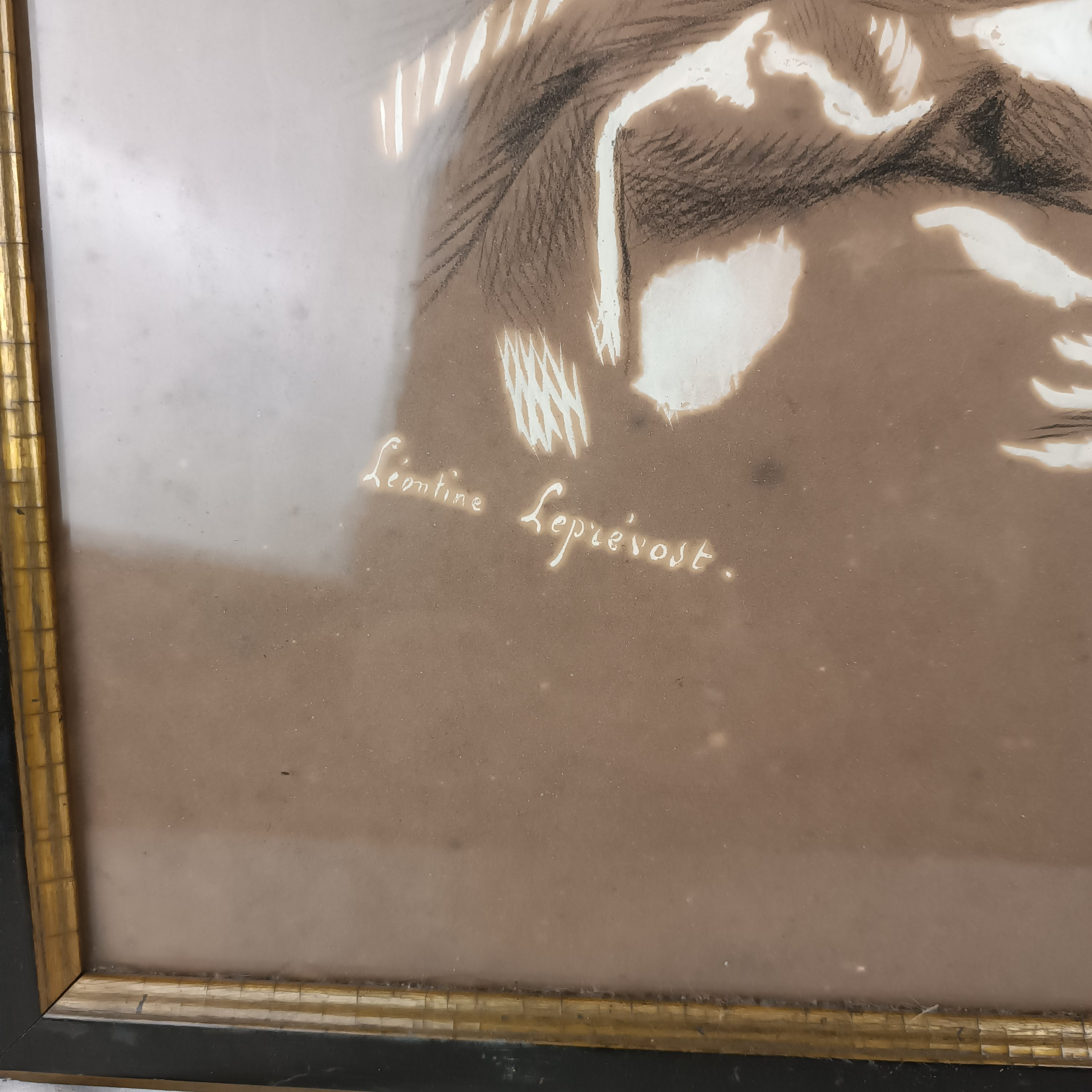 Tableau sous verre avec dessin crayonné et peinture blanche représentant une jeune femme , œuvre de 1870 État correct - Vue 3 - 