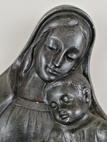 Voir photo 2 de Statue vierge à l'enfant en plâtre - état correct Statue vierge à l'enfant en plâtre - état correct État correct - Vue 2 -