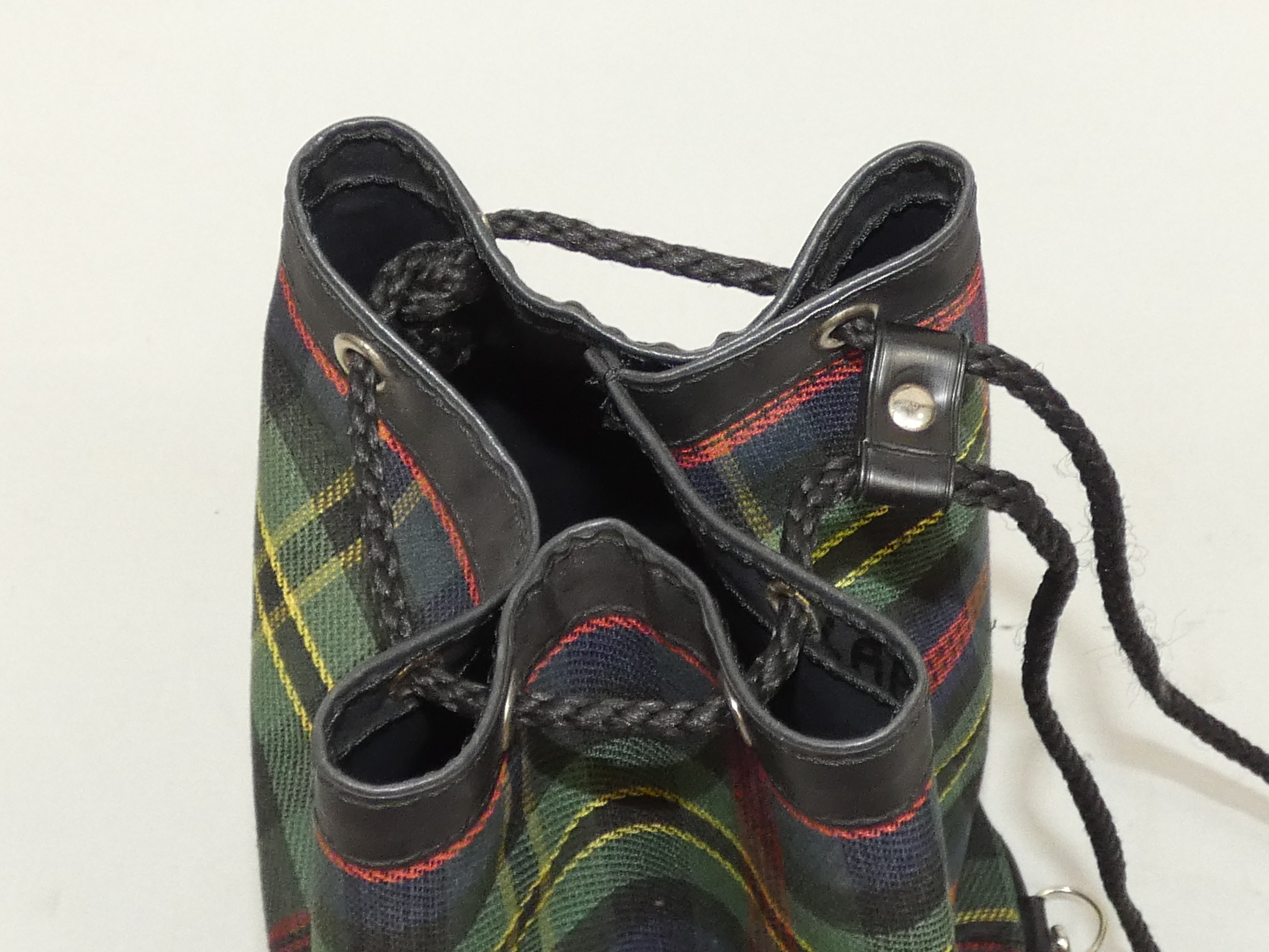 Voir photo 3 de Véritable petit sac de loisirs ou de scoutisme au motif tartan LAFUMA des années 70 Véritable petit sac de loisirs ou de scoutisme au motif tartan LAFUMA des années 70 - Vue 3 -