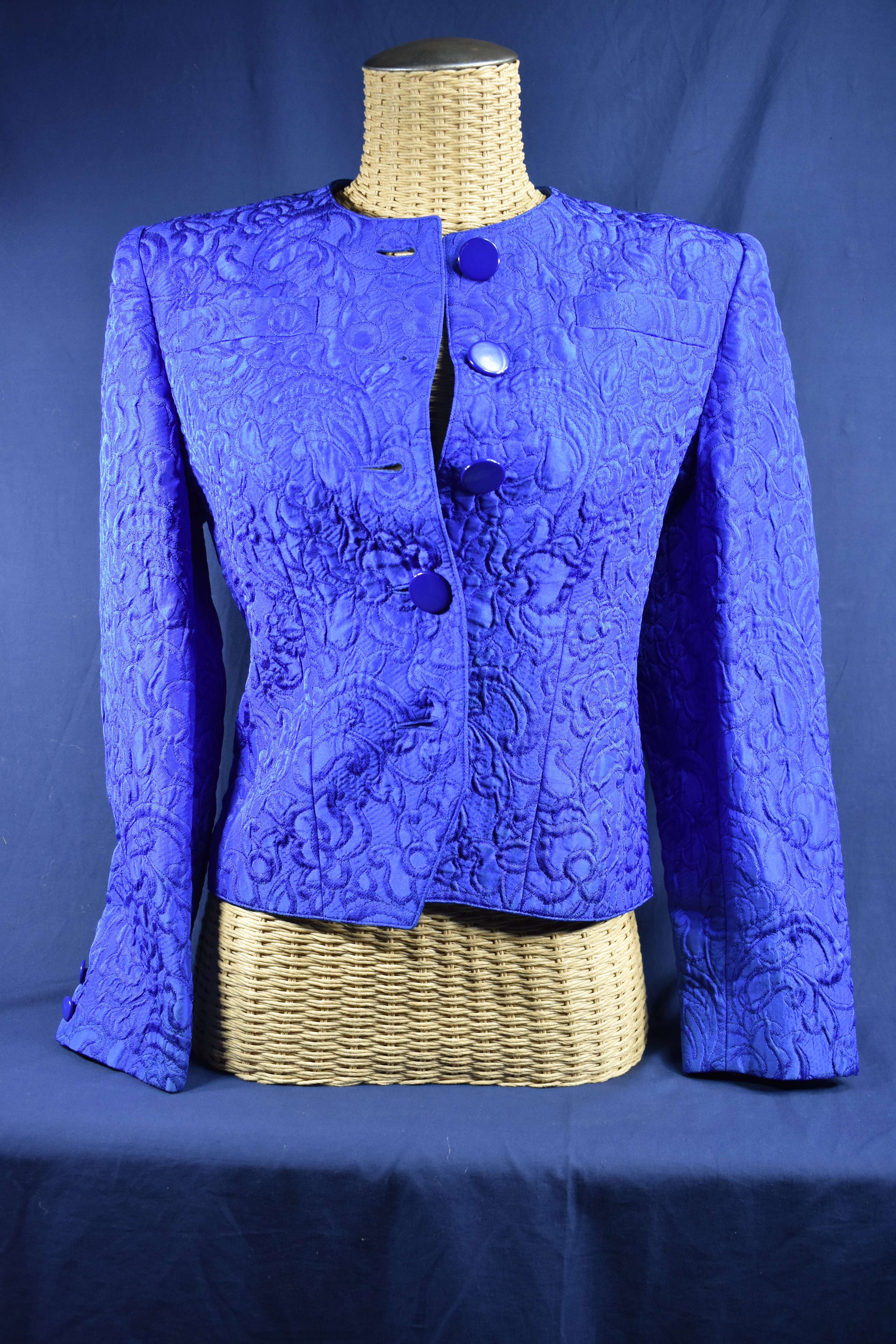 Voir photo 4 de Veste " vintage " Guy LAROCHE, bleu électrique taille 34, saison 2003. Veste " vintage " Guy LAROCHE, bleu électrique taille 34, saison 2003. Bon état - Vue 4 -