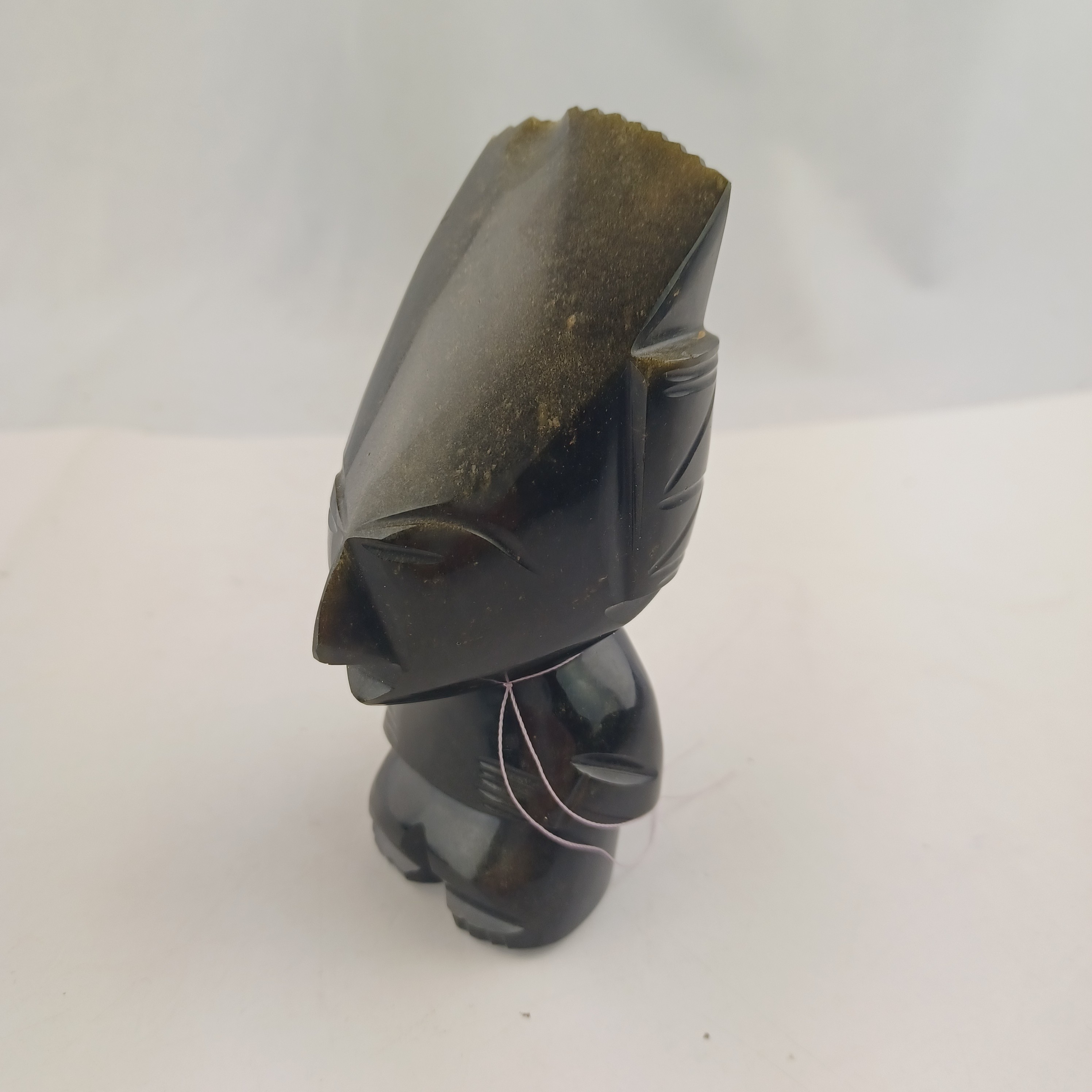 Statuette d'obsidienne de 12 cm sculptée d'un homme Très bon état - Vue 5 - 