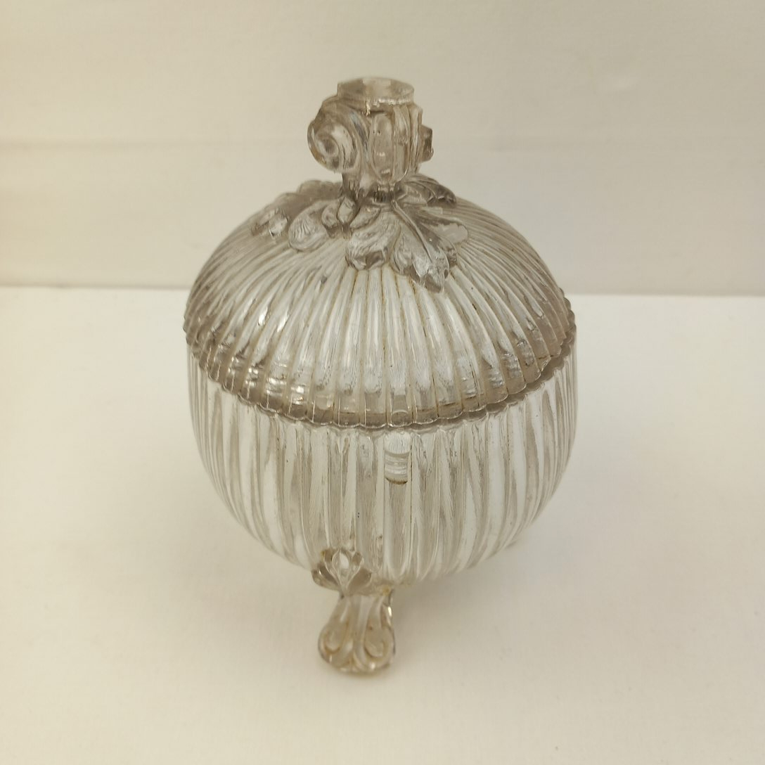 Voir photo 9 de Sucrier Bonbonnière Sphérique en Verre Strié sur tripode Style Portieux Sucrier Bonbonnière Sphérique en Verre Strié sur tripode Style Portieux État correct - Vue 9 -