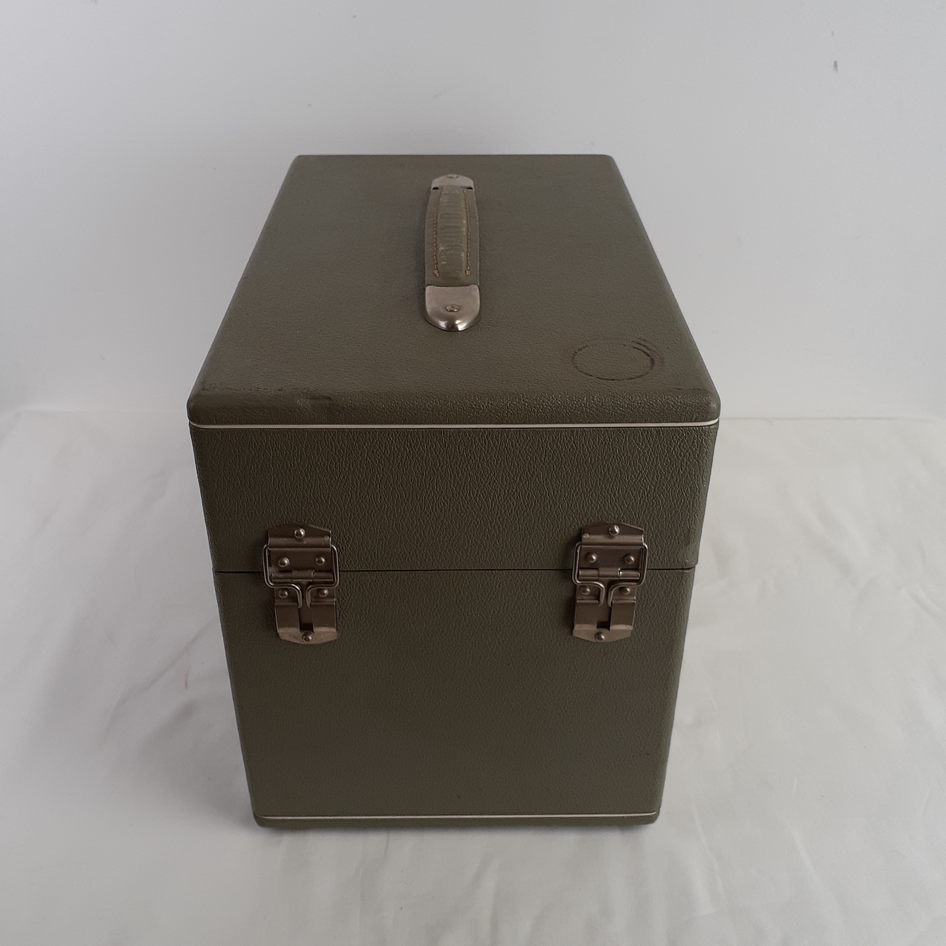 Voir photo 2 de Valise projecteur film - Euming P8 - boite de rangement Valise projecteur film - Euming P8 - boite de rangement Bon état - Vue 2 -
