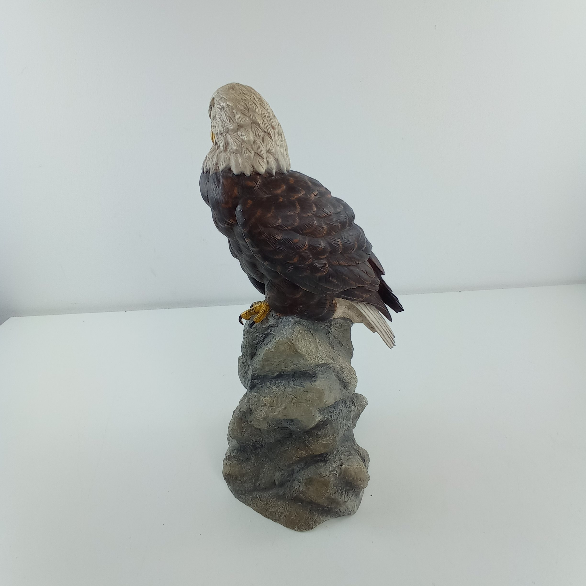 Statue de pygare perché sur rocher, signée Paul Brunelle  - Vue 4 - 