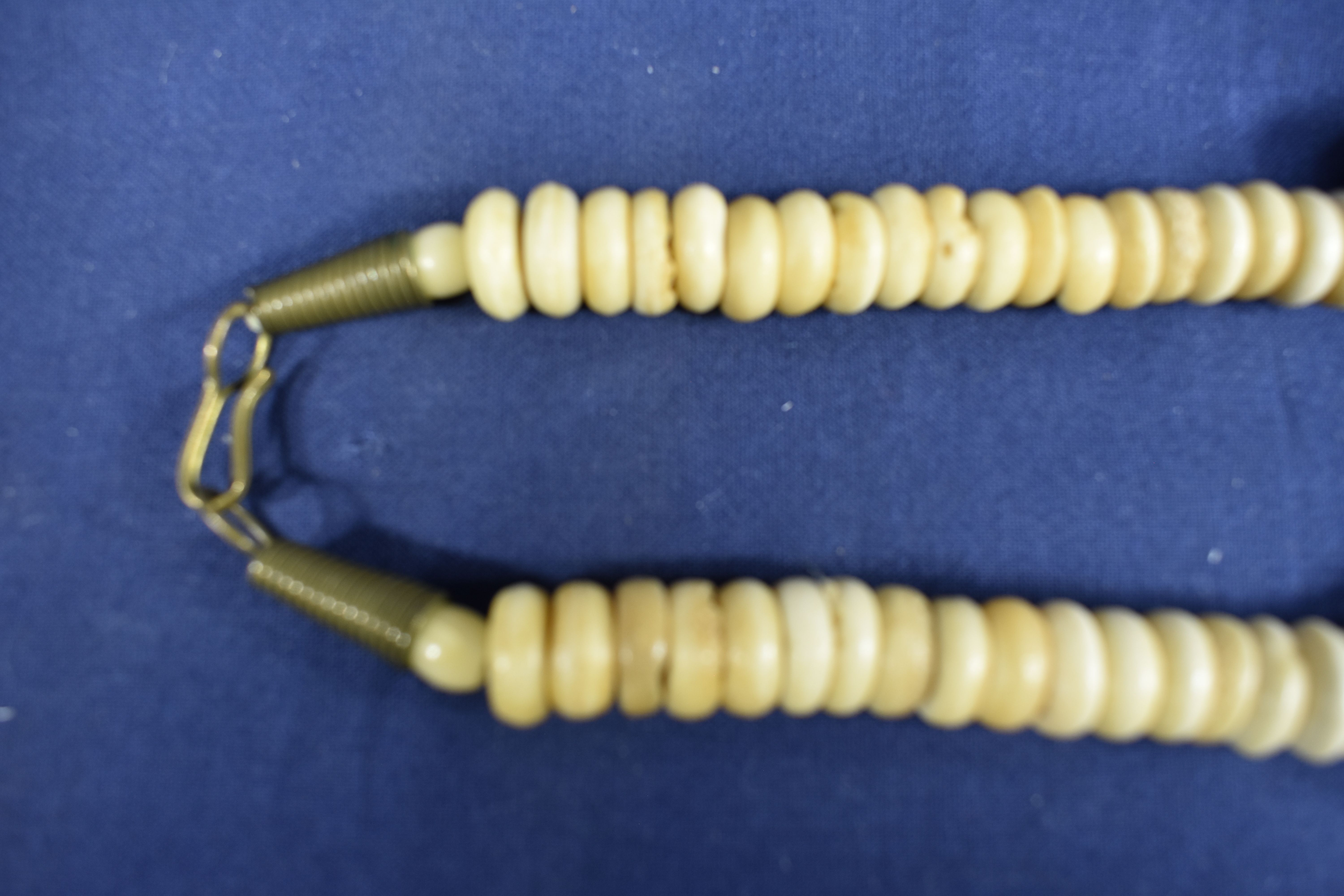 2 colliers à grosses perles en pierre et résine. Longueur 25 cm Bon état - Vue 4 - 