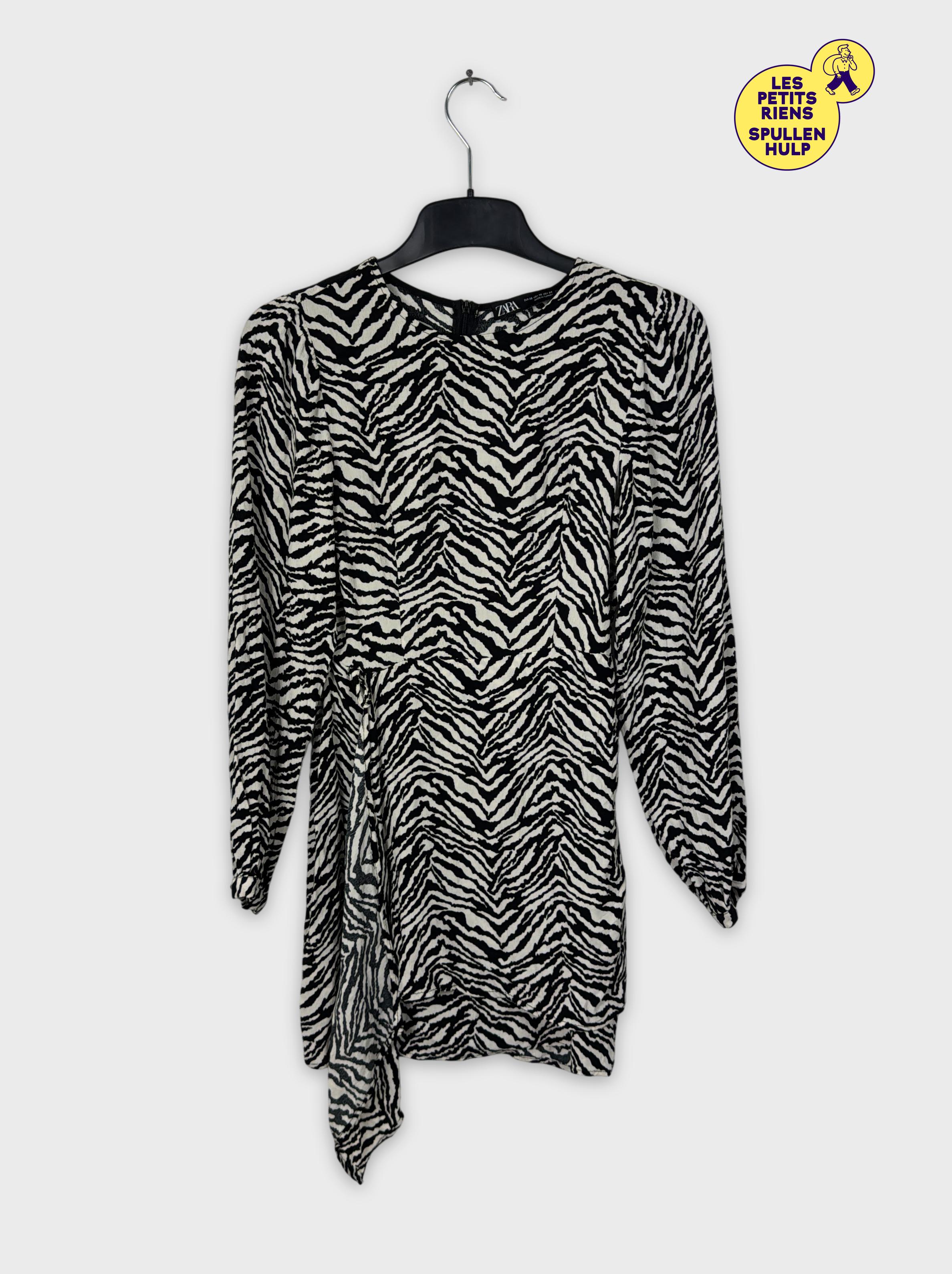 Acheter Robe Zara imprimé zébré XS légère et agréable à porter Très bon état - 10,00 € Robe Zara imprimé zébré XS légère et agréable à porter Très bon état - reconditionné disponible sur Label Emmaüs