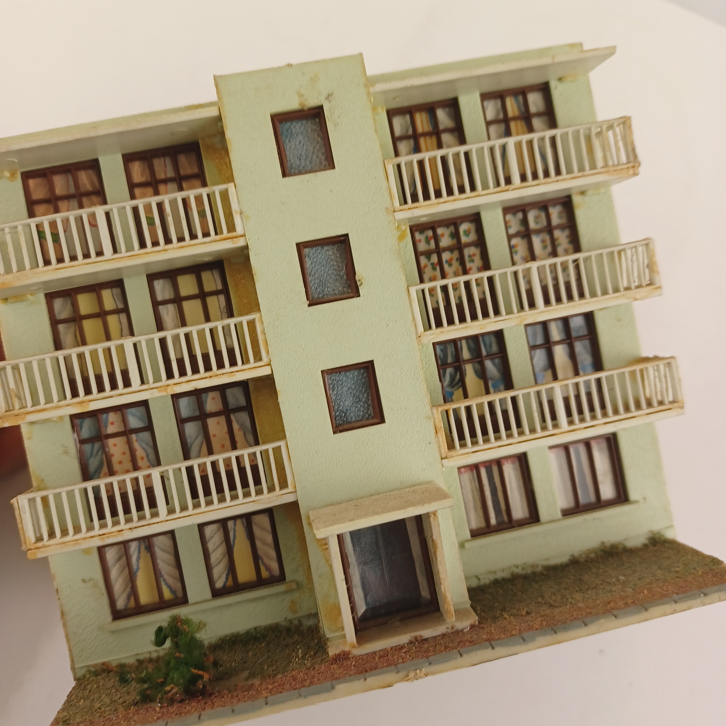 Maquette de modélisme d'un immeuble à 3 étages de 11x12x10 cm Très bon état - Vue 6 - 