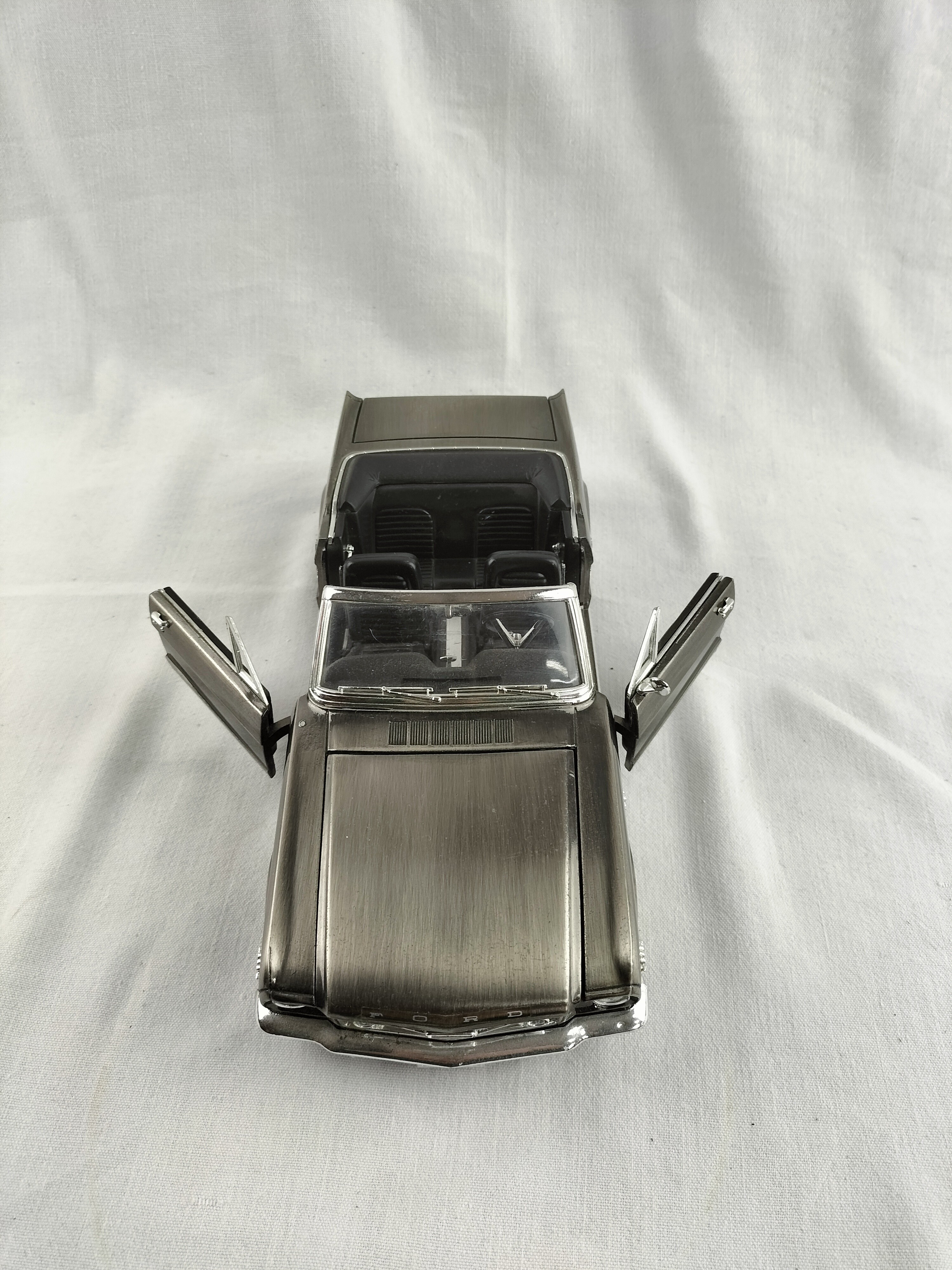 Voir photo 41 de Lot de 8 voitures miniatures de collection – Ferrari, Porsche, Mustang, Cadillac, Corvette Lot de 8 voitures miniatures de collection – Ferrari, Porsche, Mustang, Cadillac, Corvette Bon état - Vue 41 -