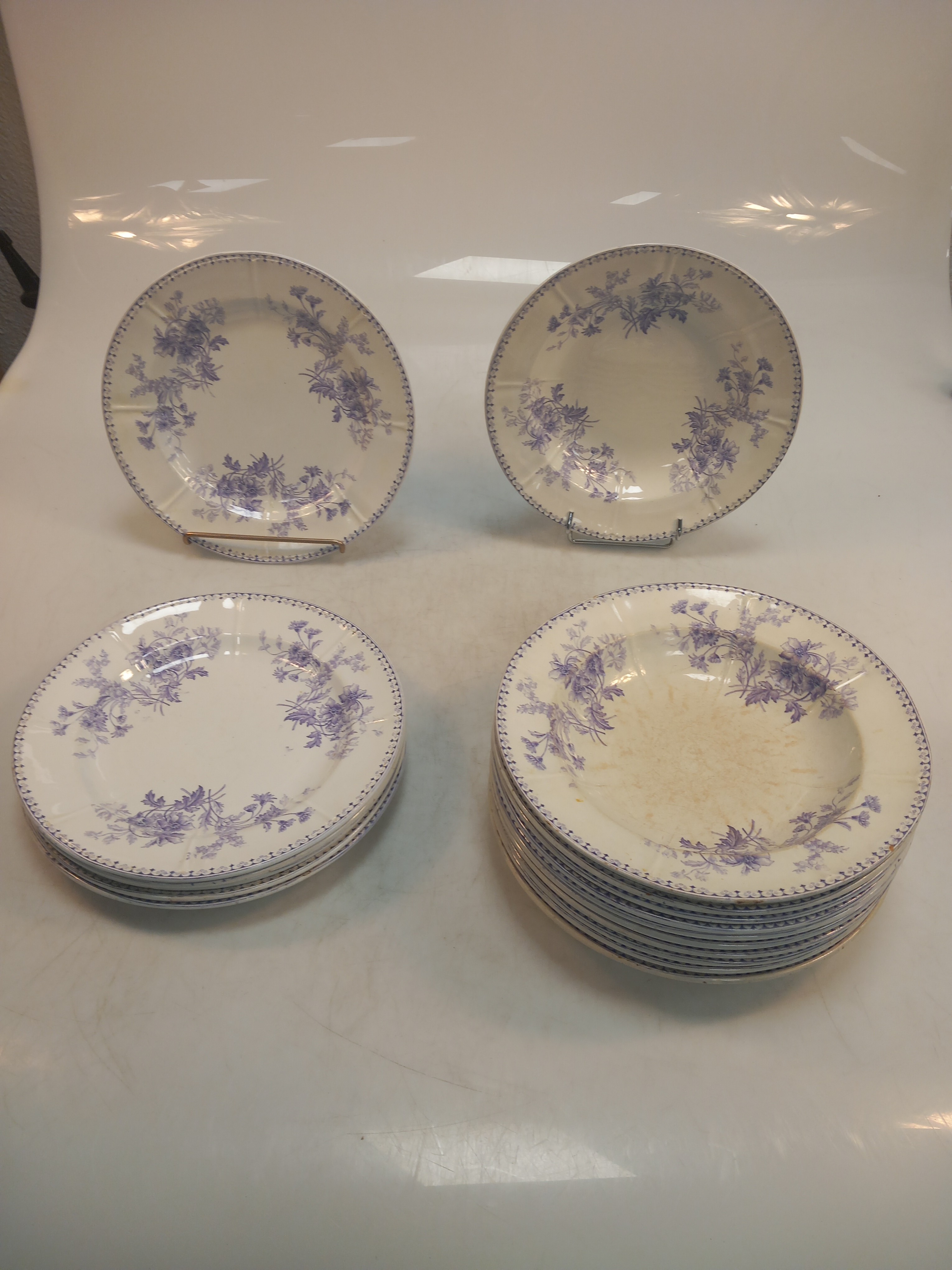 Lot de 22 assiettes en terre de fer, motif floral 