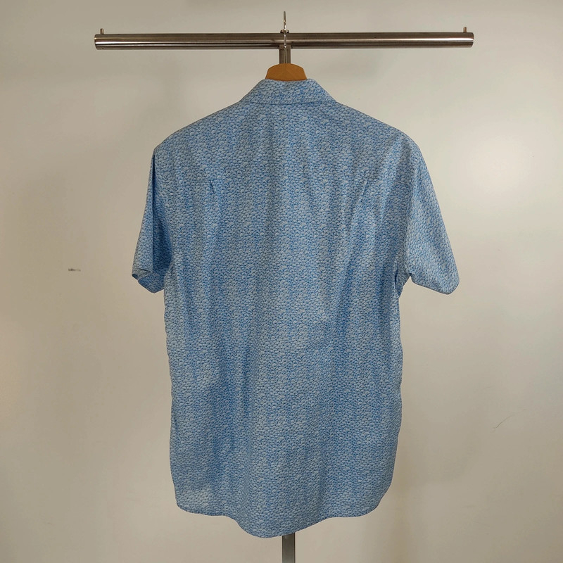 Voir photo 2 de Chemise homme manches courtes serge blanco bleu clair motifs discrets, doublure fleurie Chemise homme manches courtes serge blanco bleu clair motifs discrets, doublure fleurie Très bon état - Vue 2 -