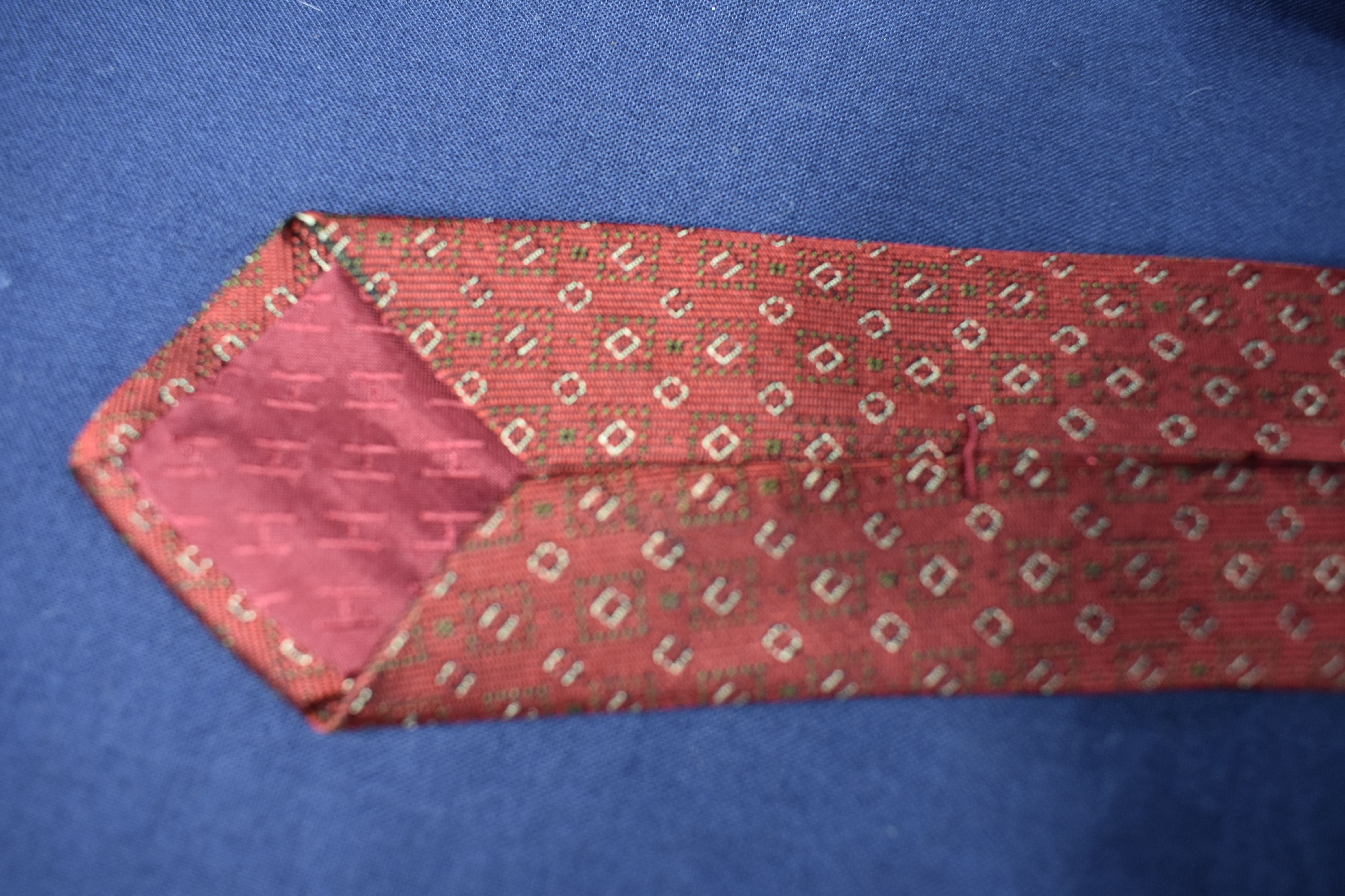 Cravate en soie HERMES de couleur Bordeaux ( petite trace de brûlure restaurable ) - Photo 4