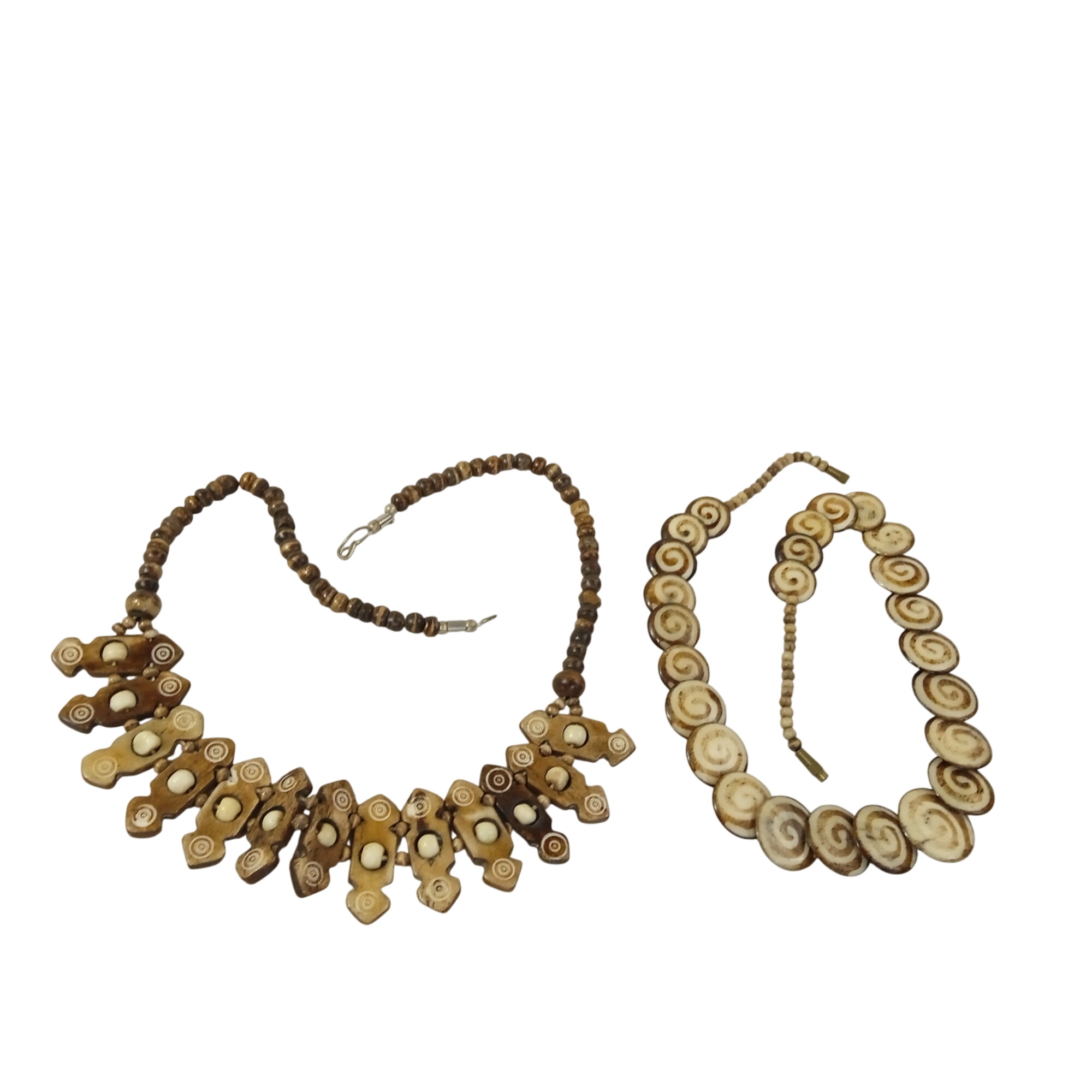 Acheter Lot de 2 colliers vintage en os de batik Très bon état - 34,00 € Lot de 2 colliers vintage en os de batik Très bon état - reconditionné disponible sur Label Emmaüs