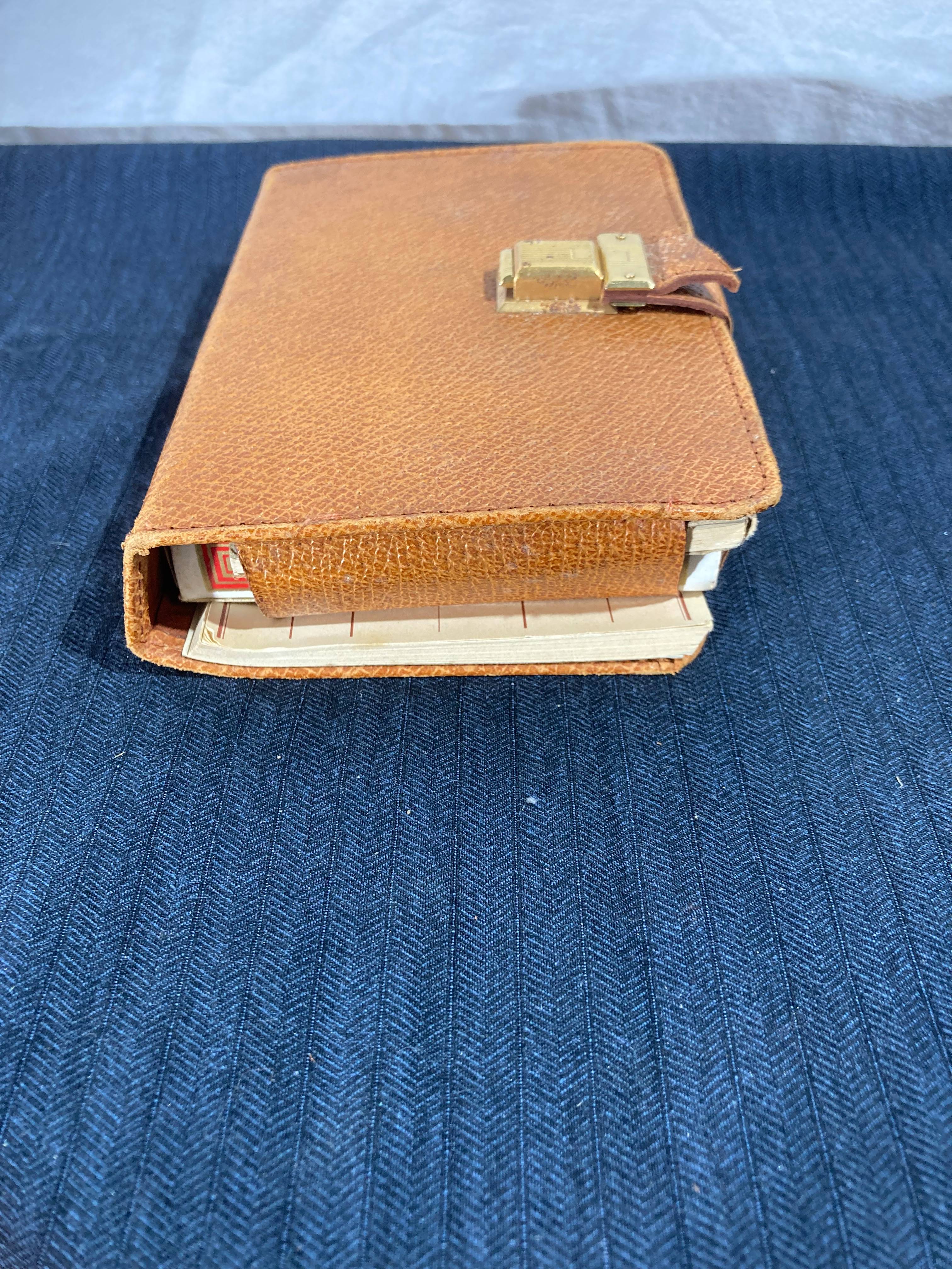 Voir photo 6 de Coffret de Bridge Vintage en Cuir, Complet avec Cartes et Carnet de Score Coffret de Bridge Vintage en Cuir, Complet avec Cartes et Carnet de Score Très bon état - Vue 6 -