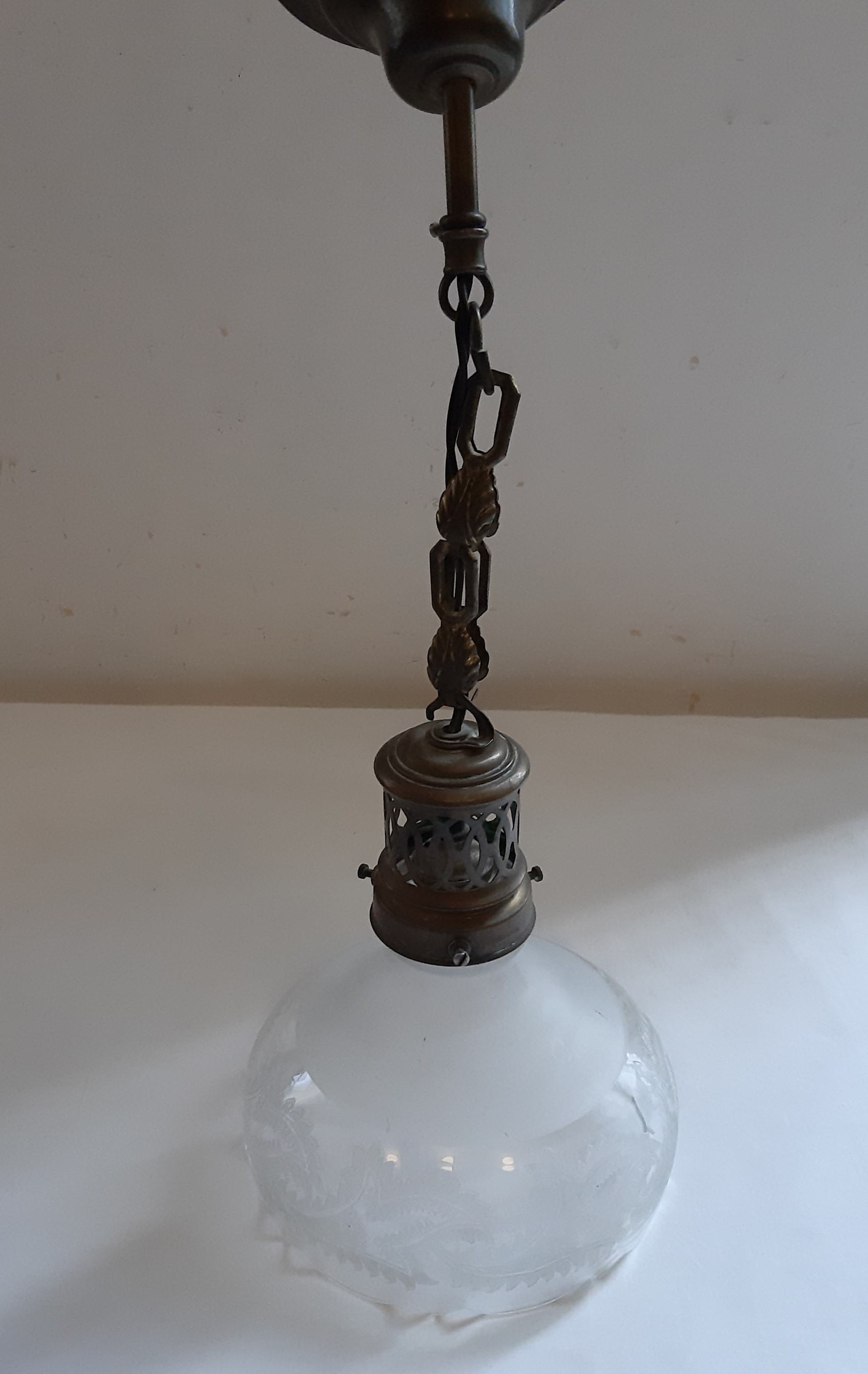 Voir photo 7 de Petite suspension art déco, laiton et cristal gravé et décoré à la main (motif feuilles ) et bords dentelés Petite suspension art déco, laiton et cristal gravé et décoré à la main (motif feuilles ) et bords dentelés - Vue 7 -