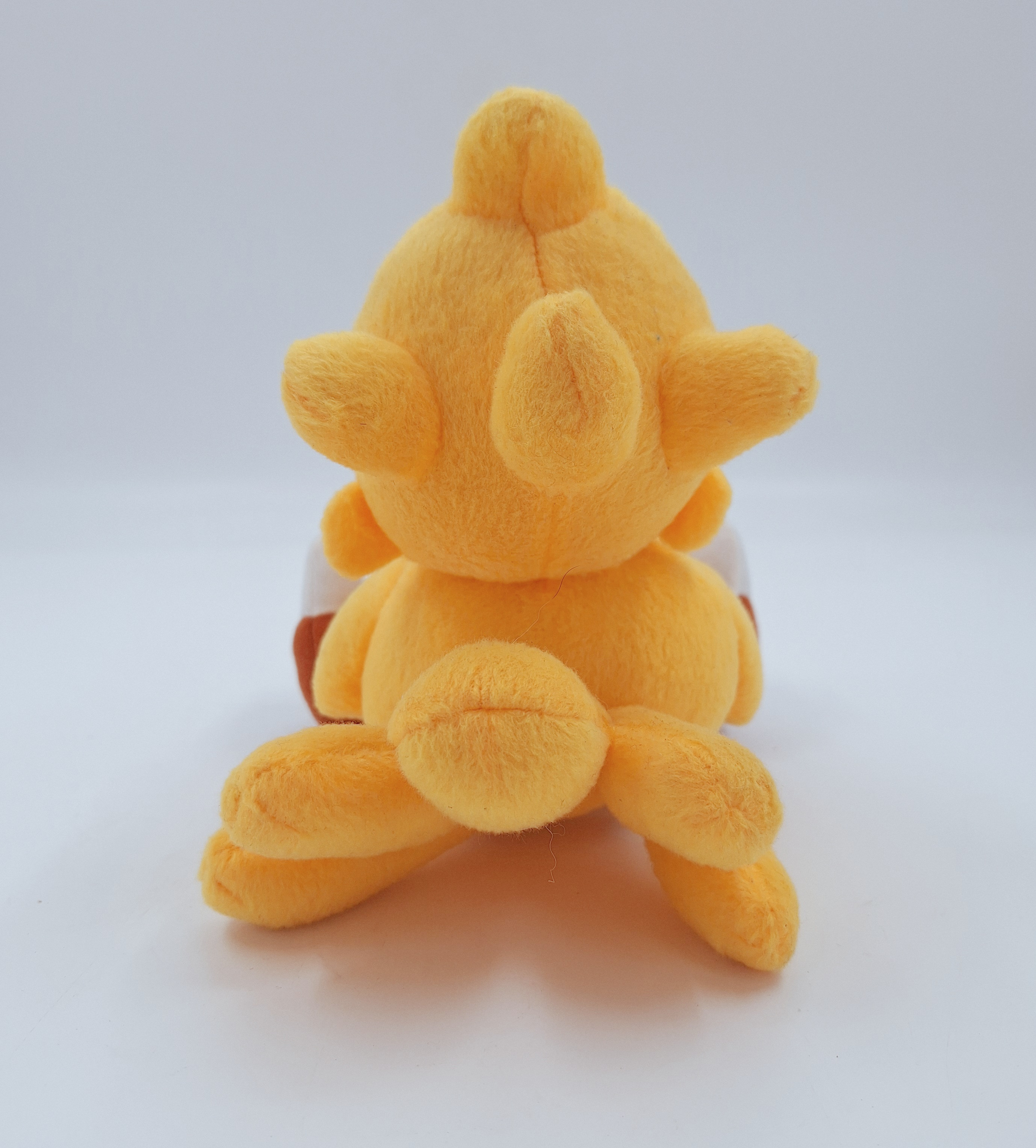 Peluche Chocobo « 25 th Anniversary » de la saga de jeux vidéo Final fantasy de la marque Square Enix. Très bon état - Vue 2 - 