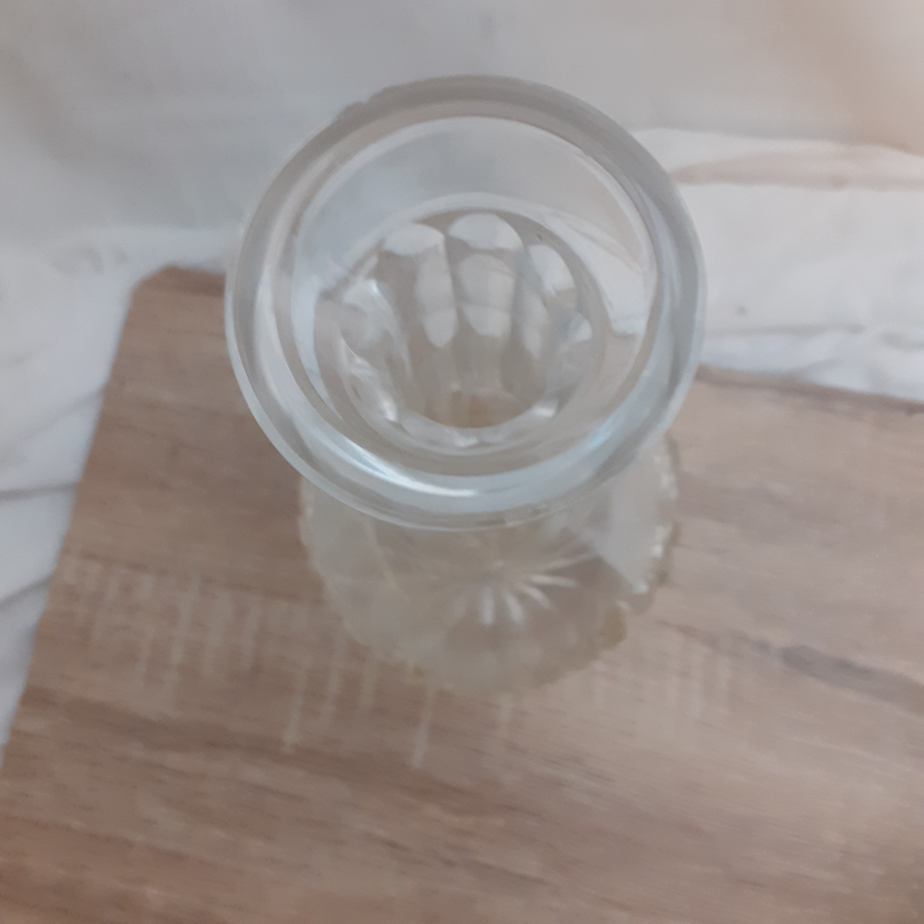 Carafe à eau en verre blanc moulé. Très bon état - Vue 2 - 
