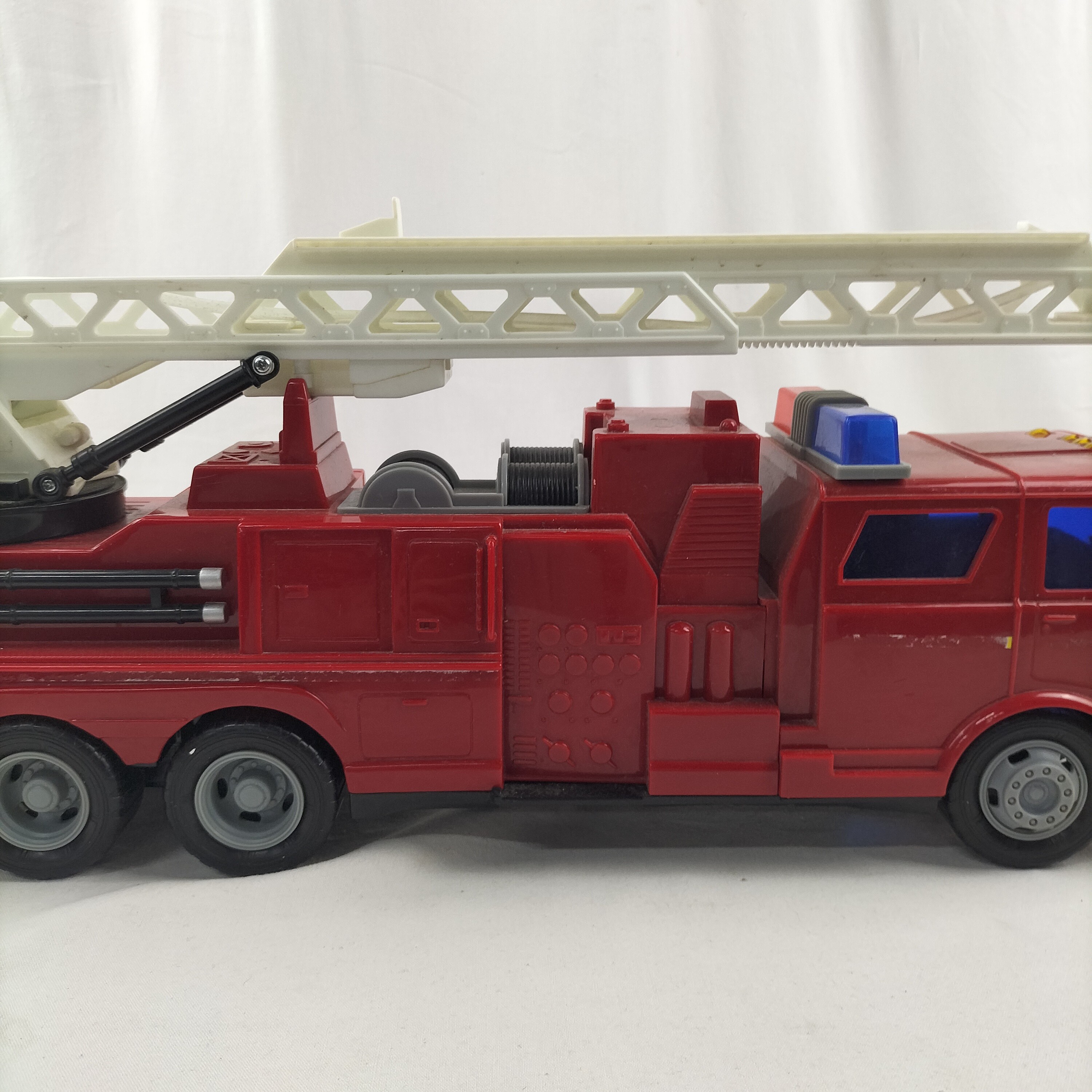Jouet camion de pompier miniature décoratif (testé non fonctionnel)  - Vue 9 - 