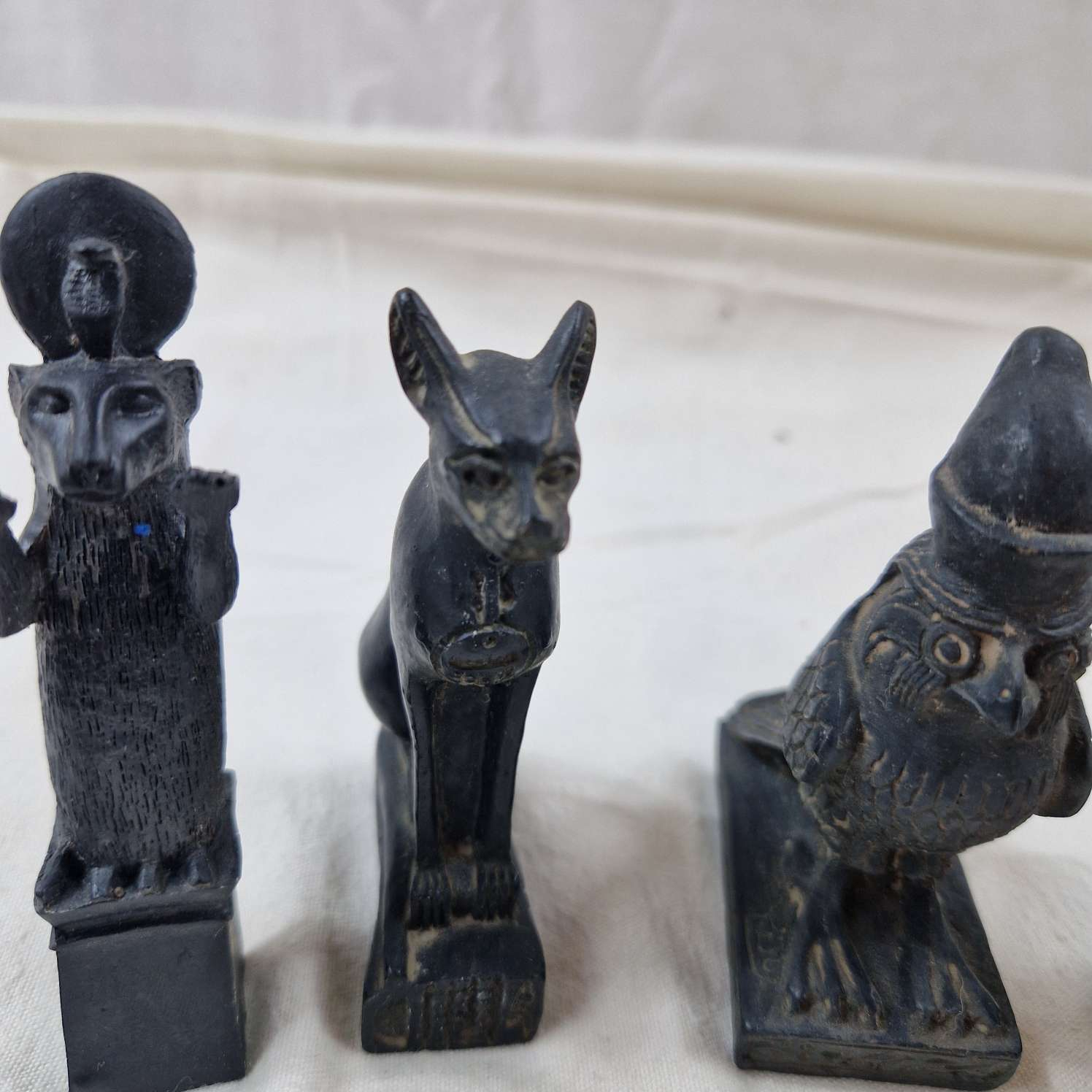 Petit lot de statuettes égyptiennes en résine - Photo 2