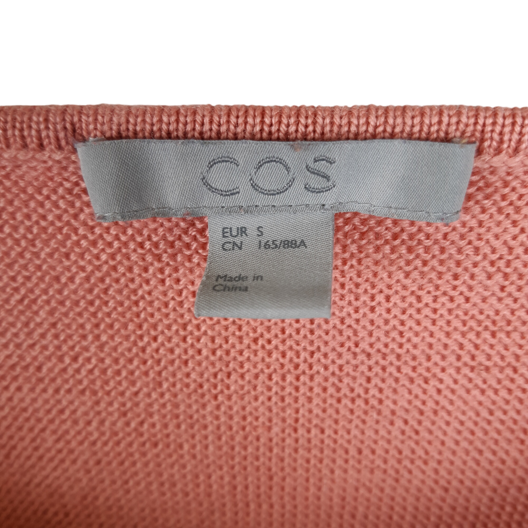 Voir photo 4 de Cos - Pull laine rose cocon - Taille S ( estimée Epaules = 32, Poitrine = 42, Longueur = 48) Cos - Pull laine rose cocon - Taille S ( estimée Epaules = 32, Poitrine = 42, Longueur = 48) - Vue 4 -