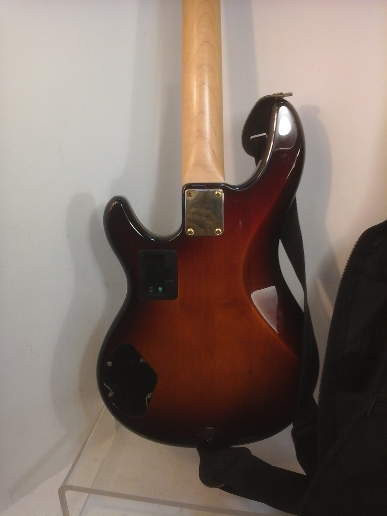 Voir photo 8 de Basse électrique Yamaha 4 cordes sunburst Basse électrique Yamaha 4 cordes sunburst Très bon état - Vue 8 -