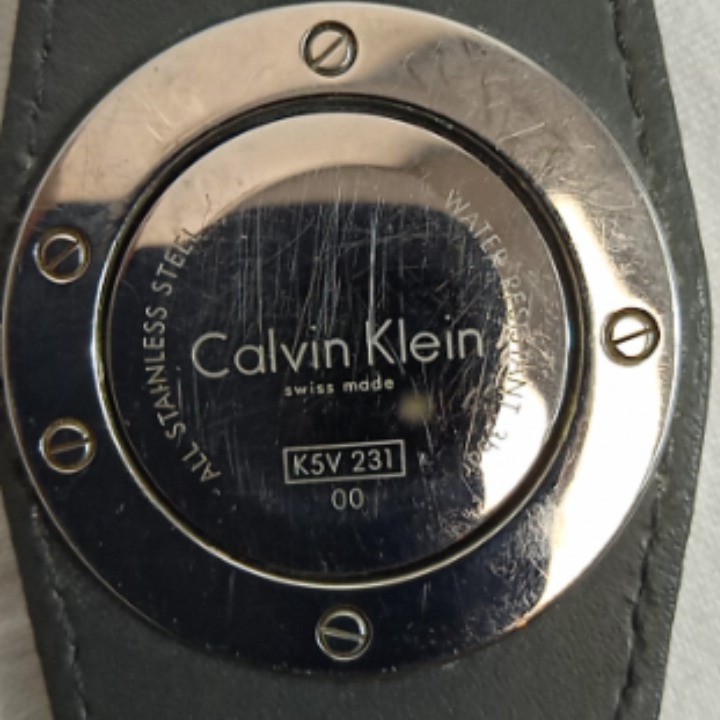 Voir photo 7 de Montre quartz femme "Calvin Klein" d'occasion Montre quartz femme "Calvin Klein" d'occasion État correct - Vue 7 -